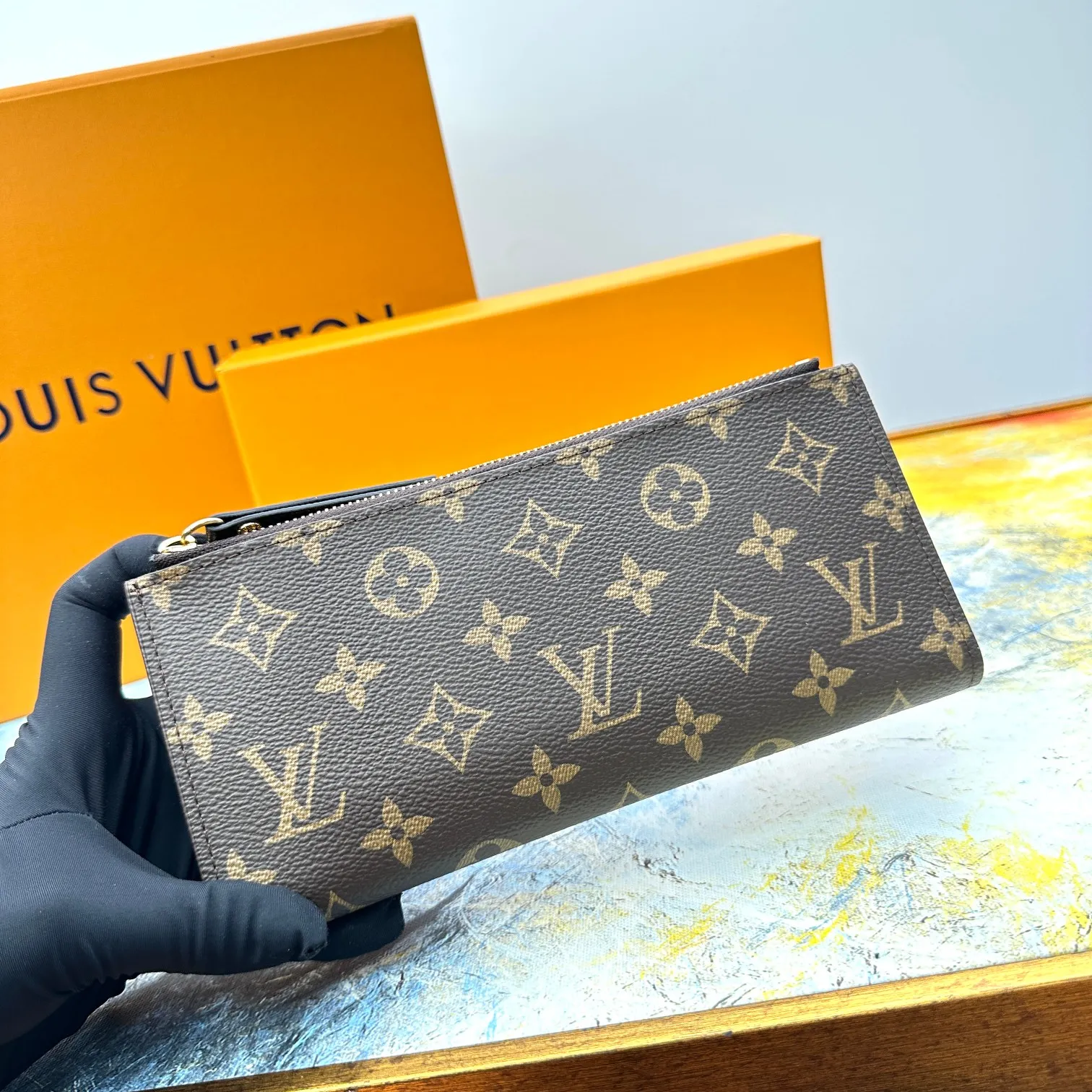 💰120 💎Top original version #Super practical, still popular# Official website synchronized version! Combining Louis Vuitton's classic Monogram canvas material with a bright colored leather lining, the stylish Adele wallet features a modern thin design, two leather zippers and a magnetic clasp for easy opening. It also works as a clutch. 12 credit card slots, 2 zippered compartments for coins or a smartphone, 2 flat interior pockets, embossed cowhide leather lining, shiny gold-tone hardware. ❤️Model: M61269 Size 21x9x2.