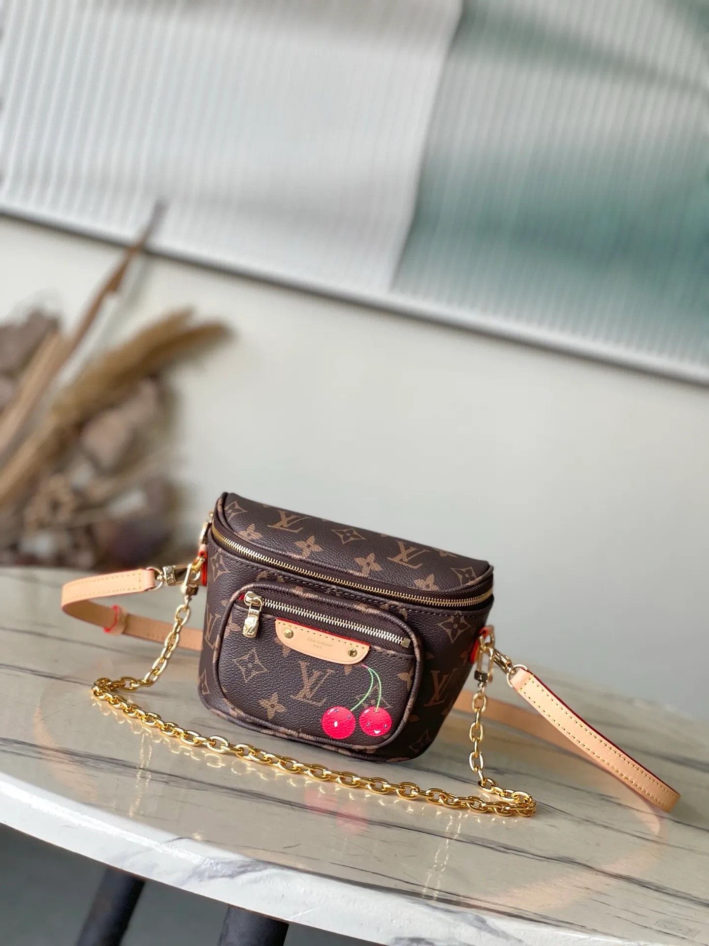 💰740 The top original single M13449 is made of classic Monogram coated canvas and lights up the trend with the sweet cherry pattern of the Louis Vuitton x Murakami replica series. Exquisite leather construction Chain bag waist bag series MINI BUMBAG handbag This Mini Bumbag handbag comes from the LV Gradient series and uses the Monogram embossing of Monogram Empreinte leather to render gradient midsummer colors. The on-trend construction features a zipped main compartment and a front pocket with a Louis Vuitton leather label. With the detachable chain and detachable and adjustable shoulder strap, it can be worn as a shoulder or cross-body bag. Detailed features17 x 12 x 9.5 cm