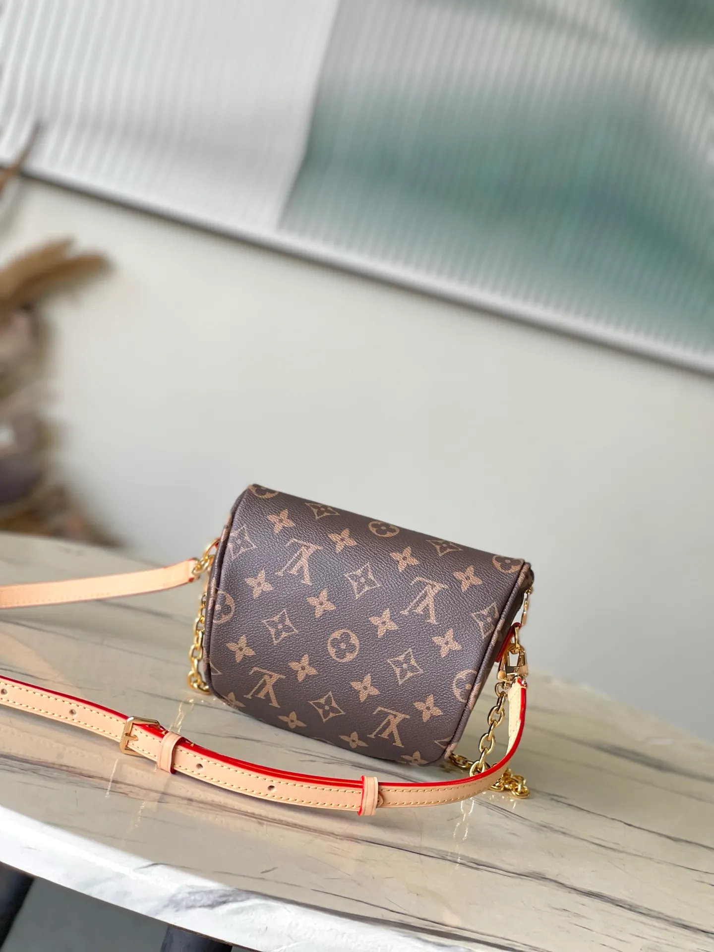 💰740 The top original single M13449 is made of classic Monogram coated canvas and lights up the trend with the sweet cherry pattern of the Louis Vuitton x Murakami replica series. Exquisite leather construction Chain bag waist bag series MINI BUMBAG handbag This Mini Bumbag handbag comes from the LV Gradient series and uses the Monogram embossing of Monogram Empreinte leather to render gradient midsummer colors. The on-trend construction features a zipped main compartment and a front pocket with a Louis Vuitton leather label. With the detachable chain and detachable and adjustable shoulder strap, it can be worn as a shoulder or cross-body bag. Detailed features17 x 12 x 9.5 cm