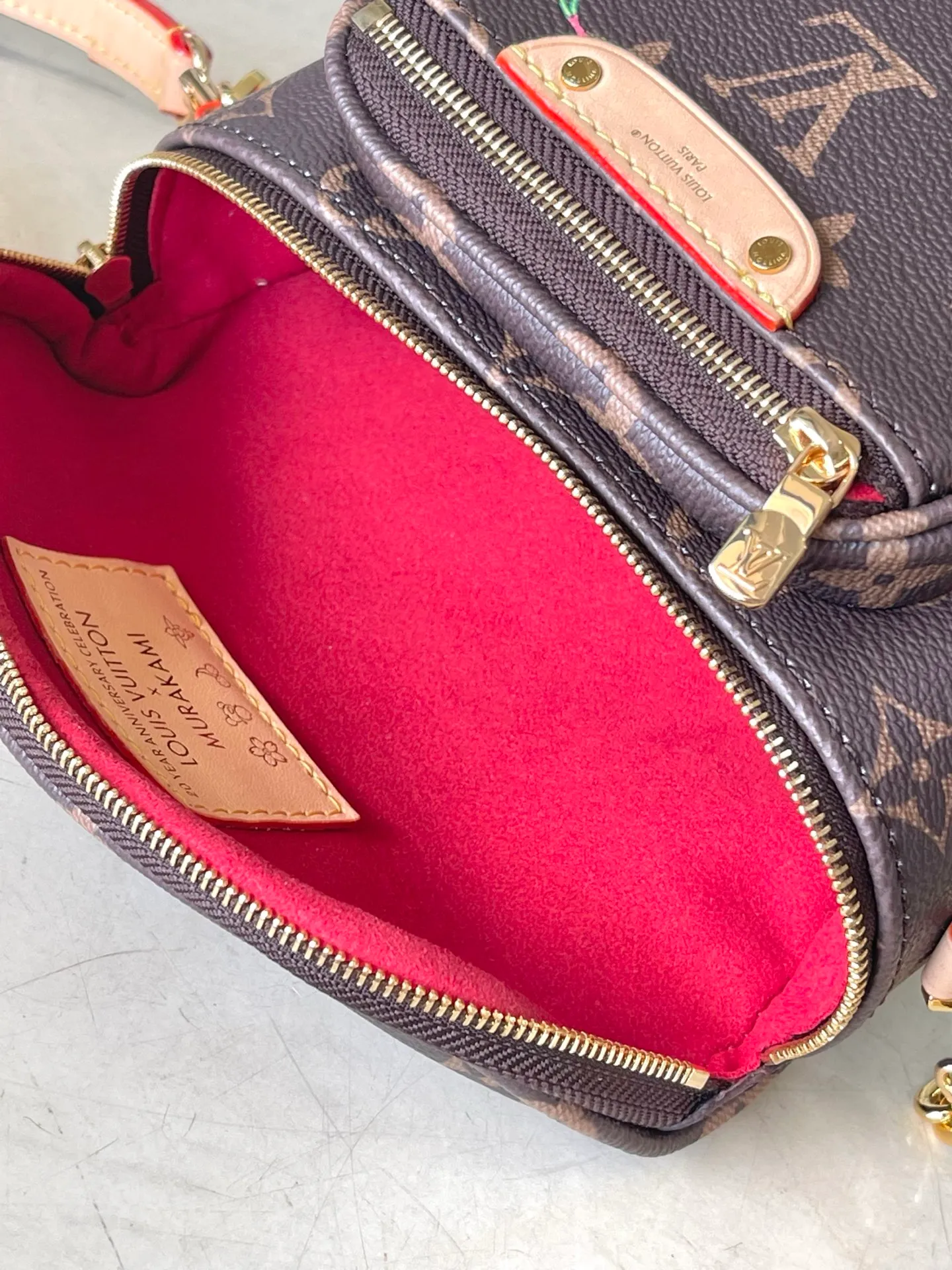 💰740 The top original single M13449 is made of classic Monogram coated canvas and lights up the trend with the sweet cherry pattern of the Louis Vuitton x Murakami replica series. Exquisite leather construction Chain bag waist bag series MINI BUMBAG handbag This Mini Bumbag handbag comes from the LV Gradient series and uses the Monogram embossing of Monogram Empreinte leather to render gradient midsummer colors. The on-trend construction features a zipped main compartment and a front pocket with a Louis Vuitton leather label. With the detachable chain and detachable and adjustable shoulder strap, it can be worn as a shoulder or cross-body bag. Detailed features17 x 12 x 9.5 cm