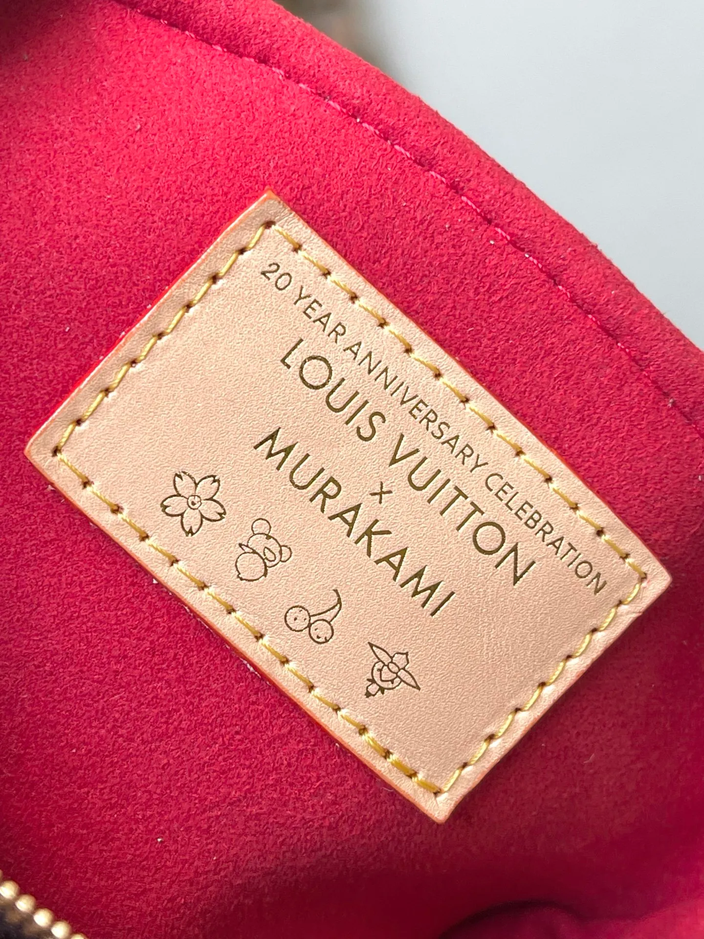 💰740 The top original single M13449 is made of classic Monogram coated canvas and lights up the trend with the sweet cherry pattern of the Louis Vuitton x Murakami replica series. Exquisite leather construction Chain bag waist bag series MINI BUMBAG handbag This Mini Bumbag handbag comes from the LV Gradient series and uses the Monogram embossing of Monogram Empreinte leather to render gradient midsummer colors. The on-trend construction features a zipped main compartment and a front pocket with a Louis Vuitton leather label. With the detachable chain and detachable and adjustable shoulder strap, it can be worn as a shoulder or cross-body bag. Detailed features17 x 12 x 9.5 cm