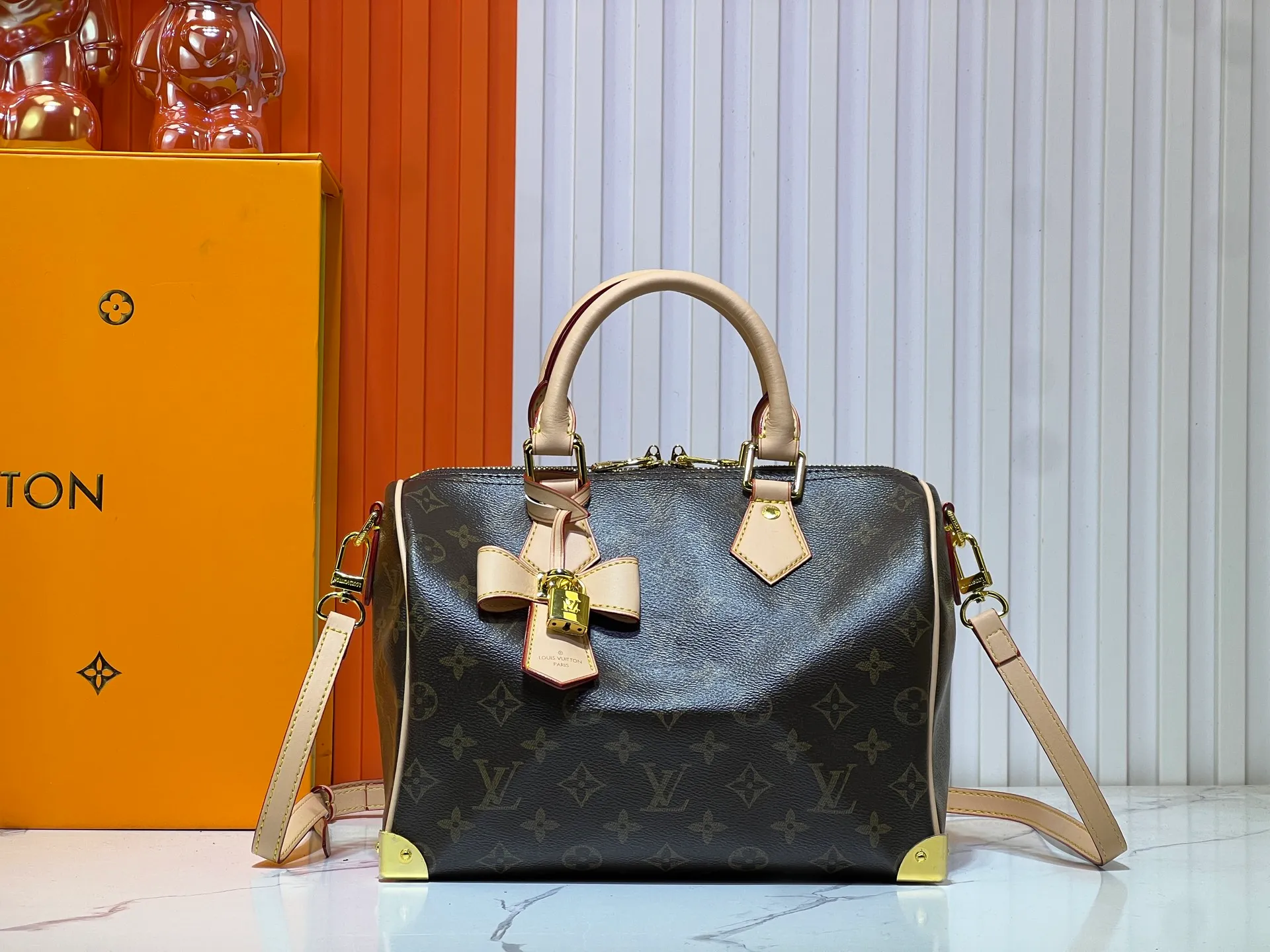 Batch 280💰Upgraded original M13805 M13257 M40390 lv Murakami Takashi co-branded NANOSPEEDY handbag This Nano Speedy handbag combines Monogram canvas and cow leather trim printing, with 33 colorful colors to interpret white tricolor and black tricolor. It has been launched in twelve sections and is very popular around the world and is loved by celebrities and celebrities. 25.0 x 19.0 x 15.0 cm