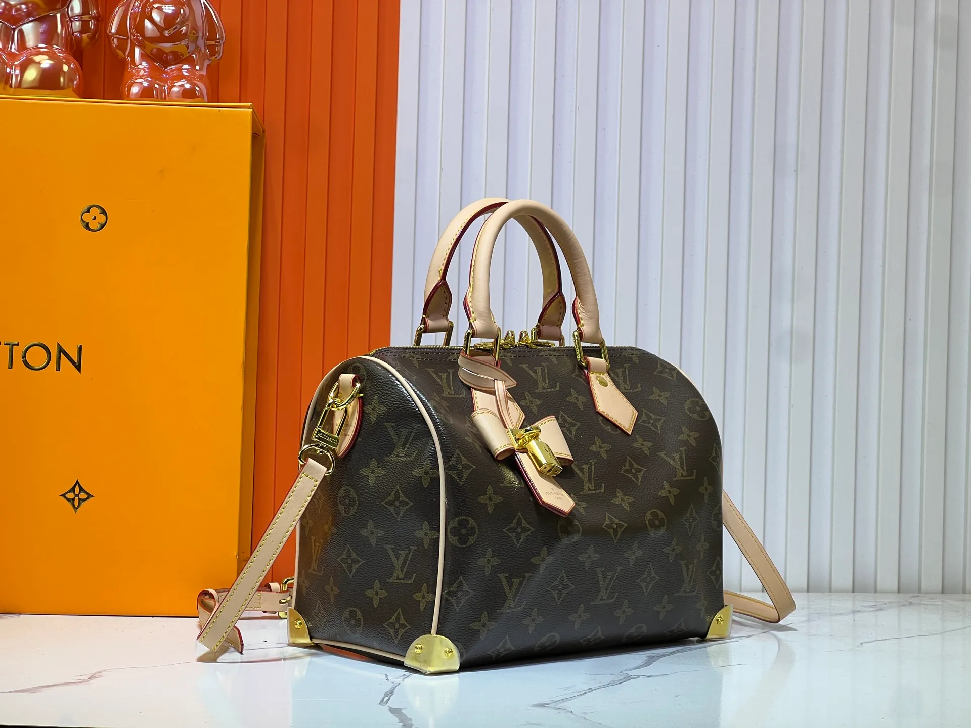 Batch 280💰Upgraded original M13805 M13257 M40390 lv Murakami Takashi co-branded NANOSPEEDY handbag This Nano Speedy handbag combines Monogram canvas and cow leather trim printing, with 33 colorful colors to interpret white tricolor and black tricolor. It has been launched in twelve sections and is very popular around the world and is loved by celebrities and celebrities. 25.0 x 19.0 x 15.0 cm