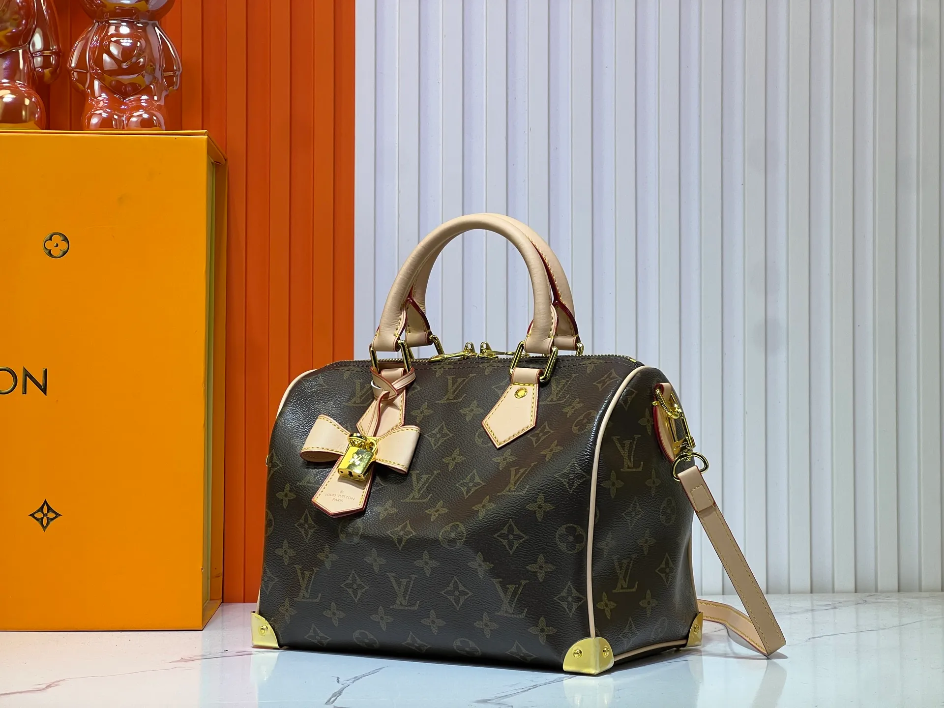 Batch 280💰Upgraded original M13805 M13257 M40390 lv Murakami Takashi co-branded NANOSPEEDY handbag This Nano Speedy handbag combines Monogram canvas and cow leather trim printing, with 33 colorful colors to interpret white tricolor and black tricolor. It has been launched in twelve sections and is very popular around the world and is loved by celebrities and celebrities. 25.0 x 19.0 x 15.0 cm