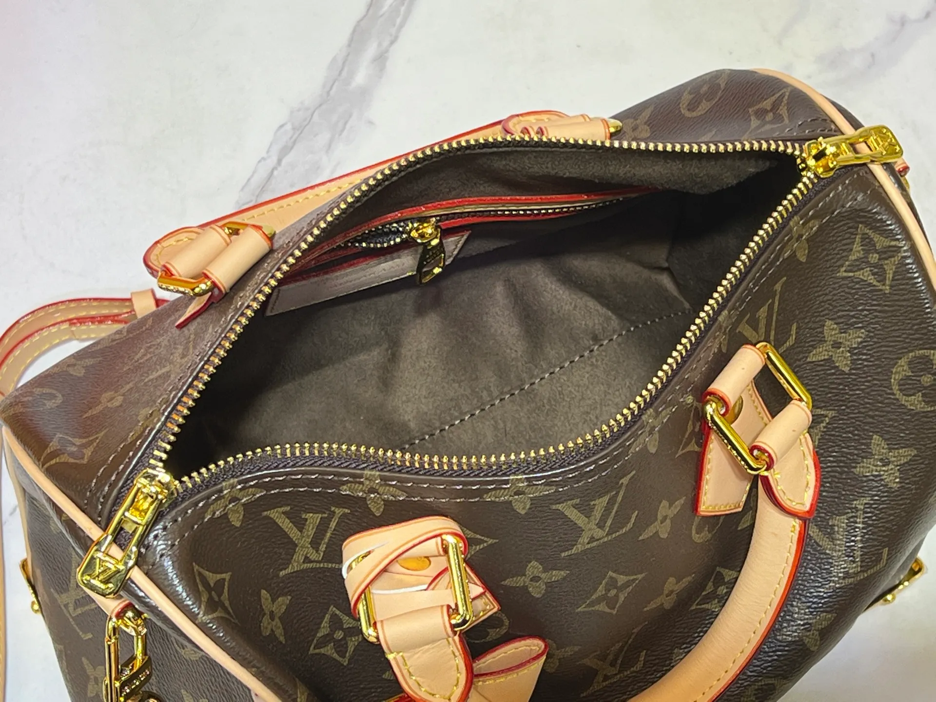 Batch 280💰Upgraded original M13805 M13257 M40390 lv Murakami Takashi co-branded NANOSPEEDY handbag This Nano Speedy handbag combines Monogram canvas and cow leather trim printing, with 33 colorful colors to interpret white tricolor and black tricolor. It has been launched in twelve sections and is very popular around the world and is loved by celebrities and celebrities. 25.0 x 19.0 x 15.0 cm