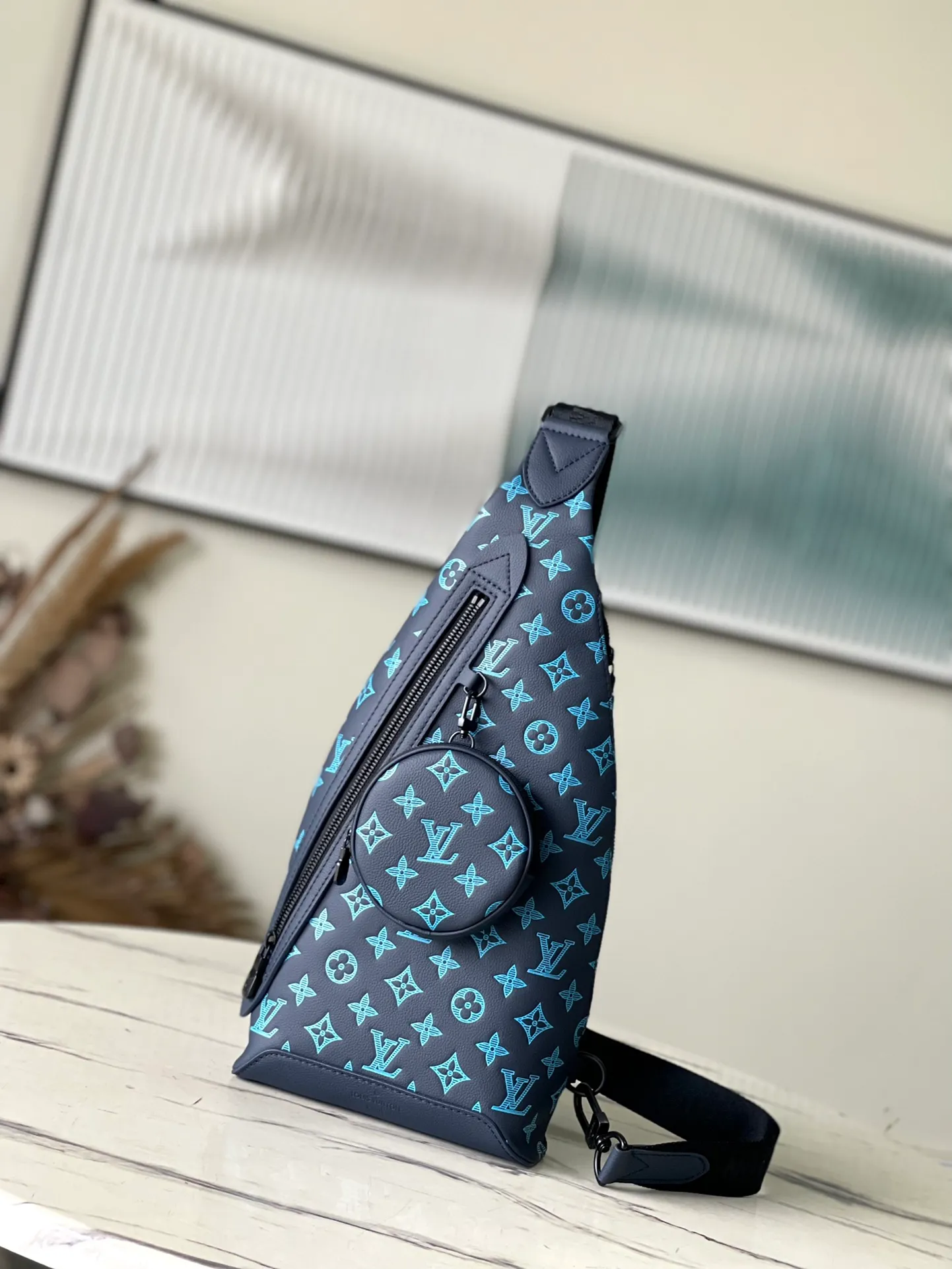 💰1200 (first layer leather) top quality original order M46562 blue full leather men's bag chest bag series DUO shoulder bag Duo shoulder bag is made of Monogram canvas and Taïga cow leather. It is equipped with a detachable zipper bag and zipper side pocket for storing change or other needs. It interprets multiple trend concepts with a leisurely style and provides an alternative to traditional backpacks. Detailed features: 20 x 42 x 6 cm