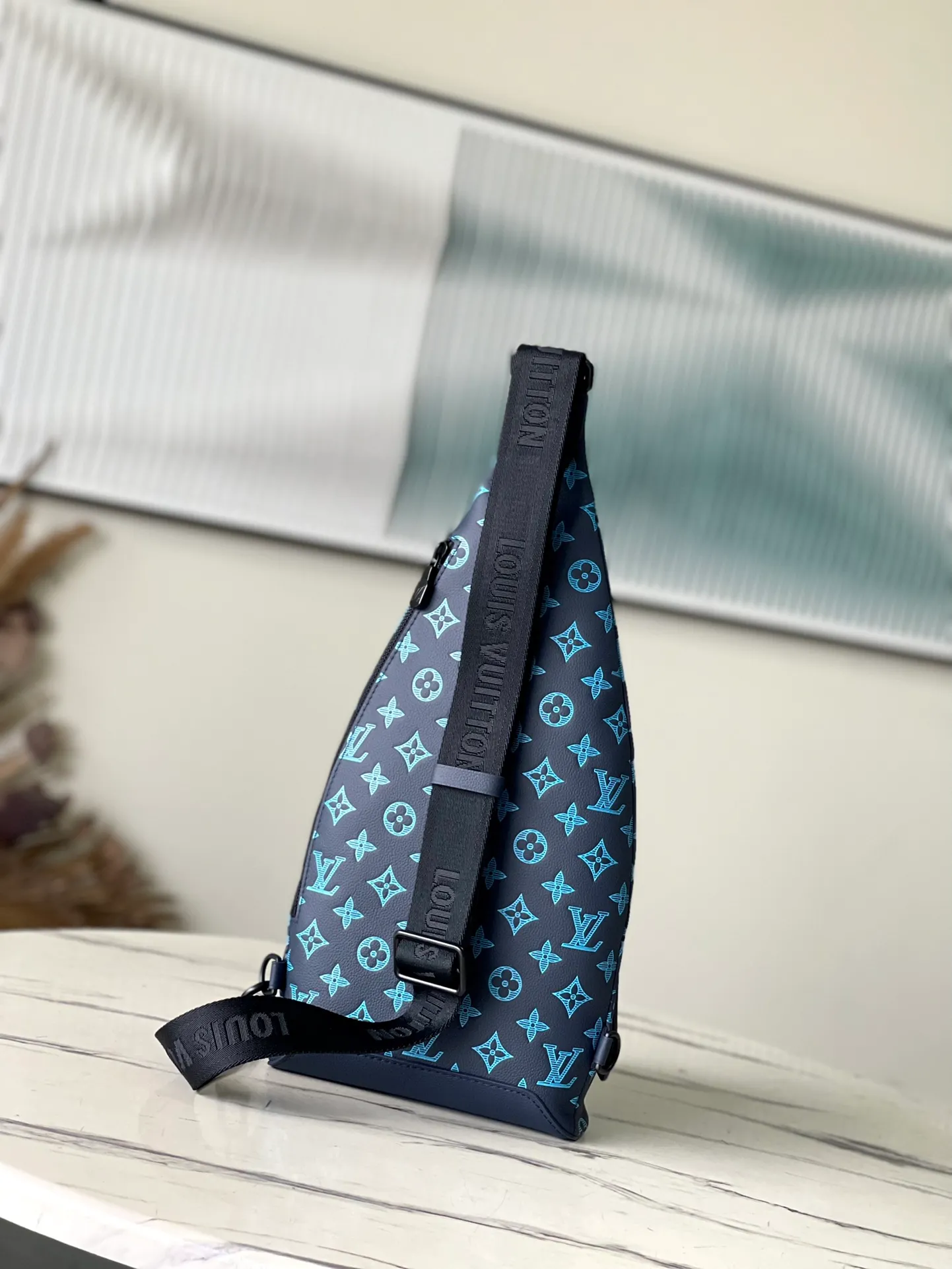 💰1200 (first layer leather) top quality original order M46562 blue full leather men's bag chest bag series DUO shoulder bag Duo shoulder bag is made of Monogram canvas and Taïga cow leather. It is equipped with a detachable zipper bag and zipper side pocket for storing change or other needs. It interprets multiple trend concepts with a leisurely style and provides an alternative to traditional backpacks. Detailed features: 20 x 42 x 6 cm