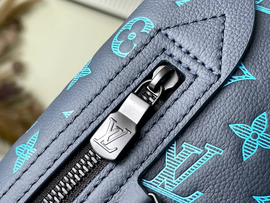 💰1200 (first layer leather) top quality original order M46562 blue full leather men's bag chest bag series DUO shoulder bag Duo shoulder bag is made of Monogram canvas and Taïga cow leather. It is equipped with a detachable zipper bag and zipper side pocket for storing change or other needs. It interprets multiple trend concepts with a leisurely style and provides an alternative to traditional backpacks. Detailed features: 20 x 42 x 6 cm