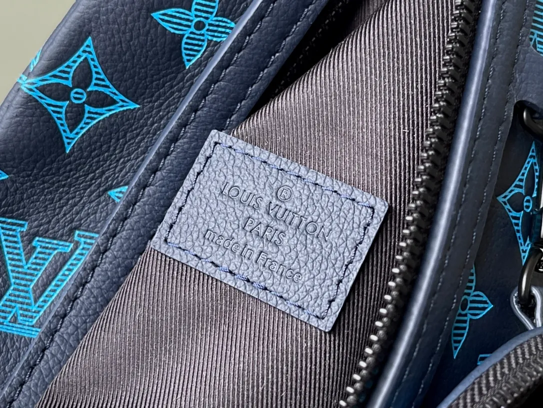 💰1200 (first layer leather) top quality original order M46562 blue full leather men's bag chest bag series DUO shoulder bag Duo shoulder bag is made of Monogram canvas and Taïga cow leather. It is equipped with a detachable zipper bag and zipper side pocket for storing change or other needs. It interprets multiple trend concepts with a leisurely style and provides an alternative to traditional backpacks. Detailed features: 20 x 42 x 6 cm