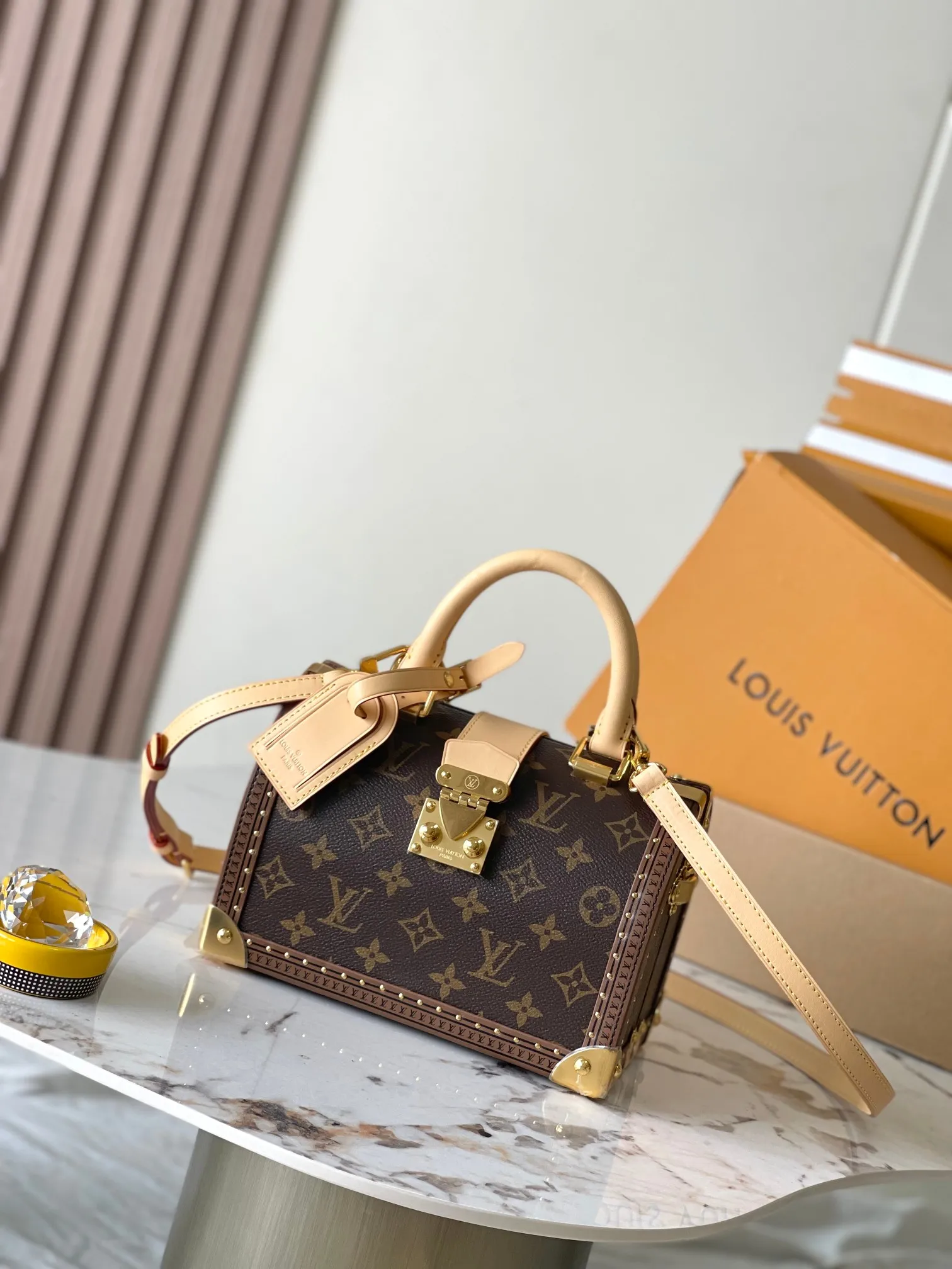 p4400 [Special grade MB chip version original leather] This lconic Speedy 20 handbag incorporates all the brand hard box elements, from edging to metal corners. Model: M11154 presbyopia dynamic chip version Material: A-grade all-steel hardware, imported original fabric Packaging: full set of original duty-free MB packaging Size: 21*15*13CM