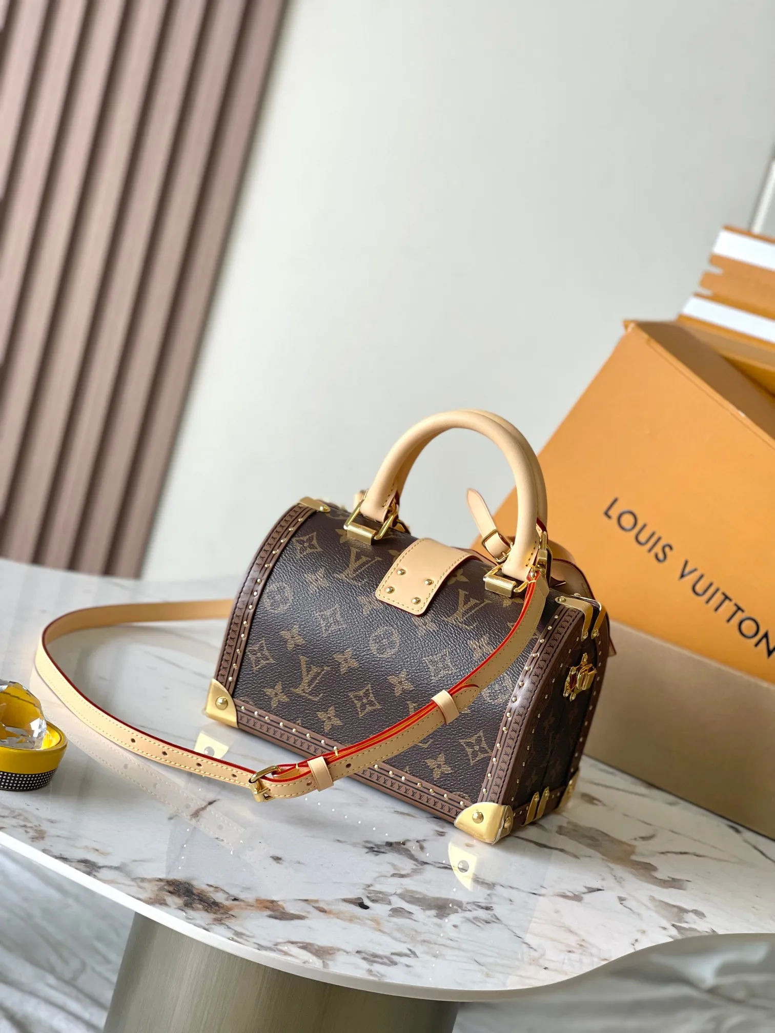 p4400 [Special grade MB chip version original leather] This lconic Speedy 20 handbag incorporates all the brand hard box elements, from edging to metal corners. Model: M11154 presbyopia dynamic chip version Material: A-grade all-steel hardware, imported original fabric Packaging: full set of original duty-free MB packaging Size: 21*15*13CM