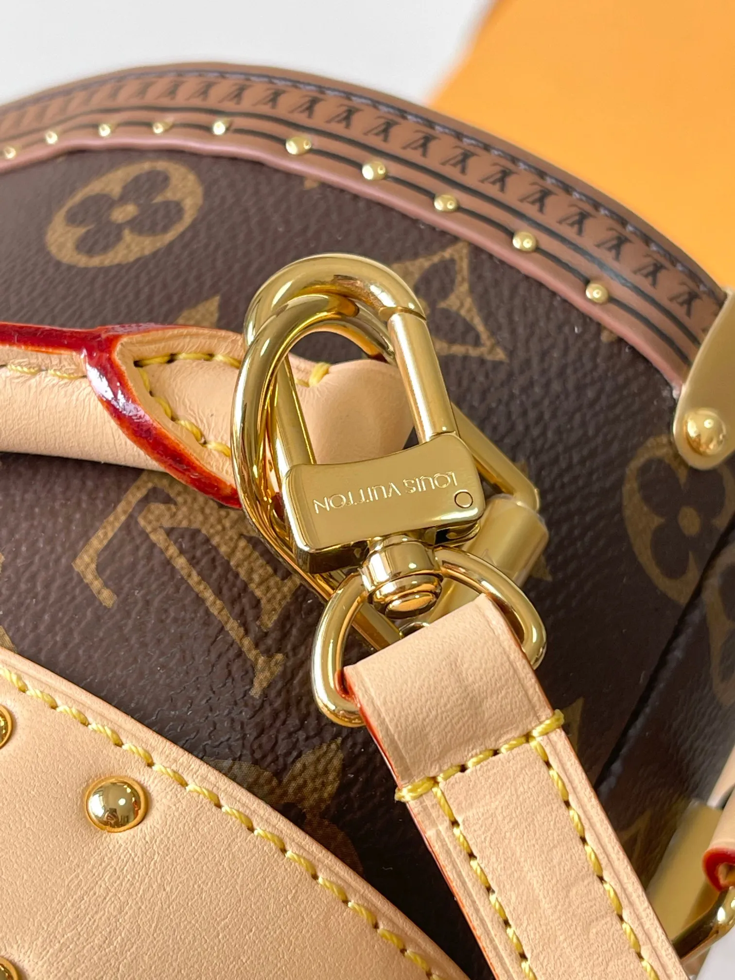 p4400 [Special grade MB chip version original leather] This lconic Speedy 20 handbag incorporates all the brand hard box elements, from edging to metal corners. Model: M11154 presbyopia dynamic chip version Material: A-grade all-steel hardware, imported original fabric Packaging: full set of original duty-free MB packaging Size: 21*15*13CM