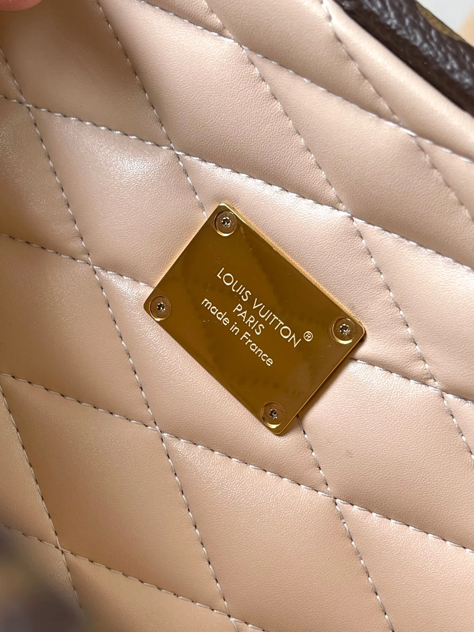 p4400 [Special grade MB chip version original leather] This lconic Speedy 20 handbag incorporates all the brand hard box elements, from edging to metal corners. Model: M11154 presbyopia dynamic chip version Material: A-grade all-steel hardware, imported original fabric Packaging: full set of original duty-free MB packaging Size: 21*15*13CM