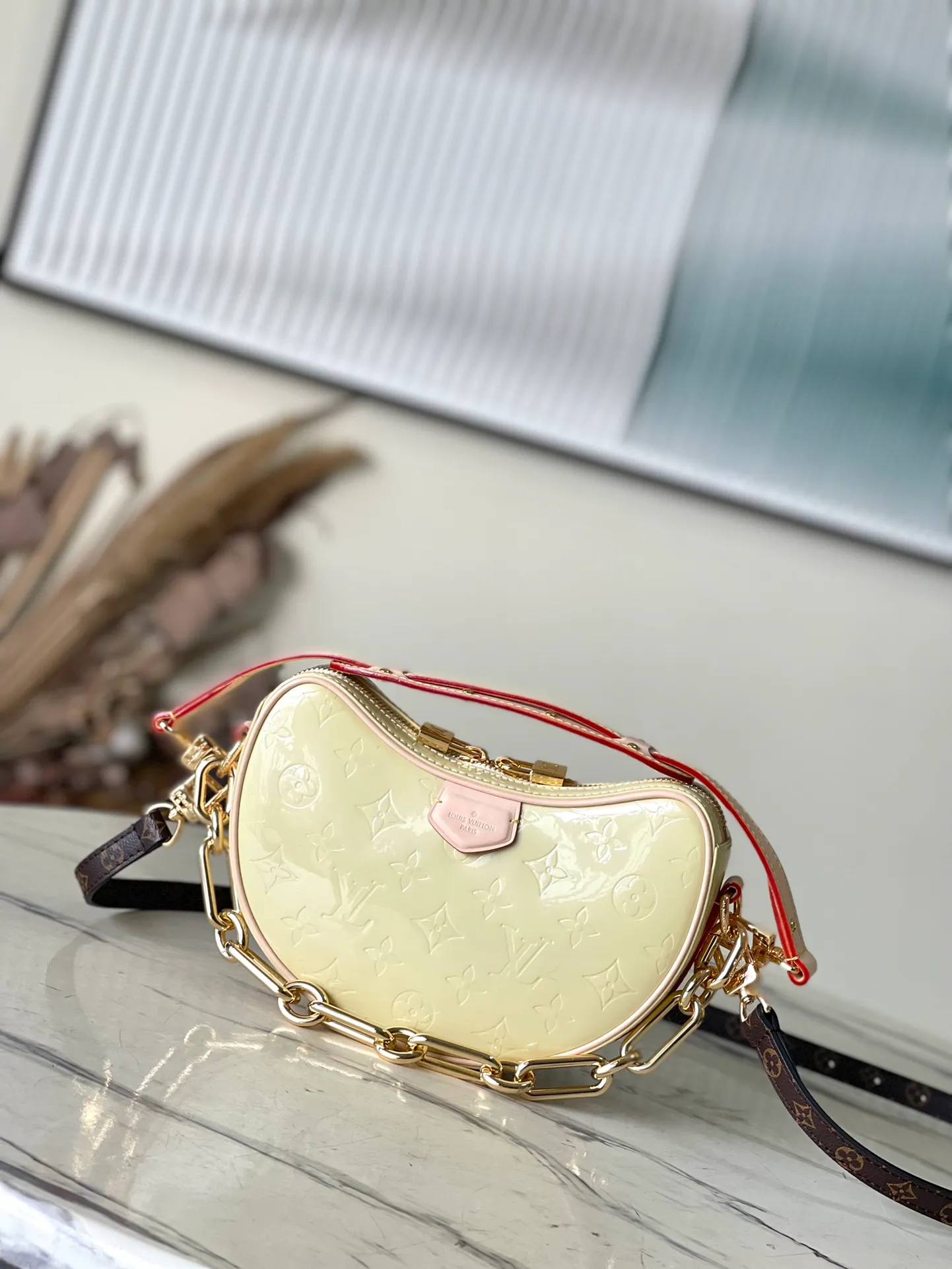 💰1700 (top-grain leather) Top original order M24020 Yellow This Croissant small handbag is made of glossy Monogram Vernis cow leather with a subtle embossed Monogram pattern, and is upgraded to a graceful style with pastel colors and a detachable metal chain. The inner patch pocket highlights functional considerations, and the detachable shoulder strap allows for a short shoulder carry experience. Dimensions: 21 x 13 x 7 cm (length x height x width)