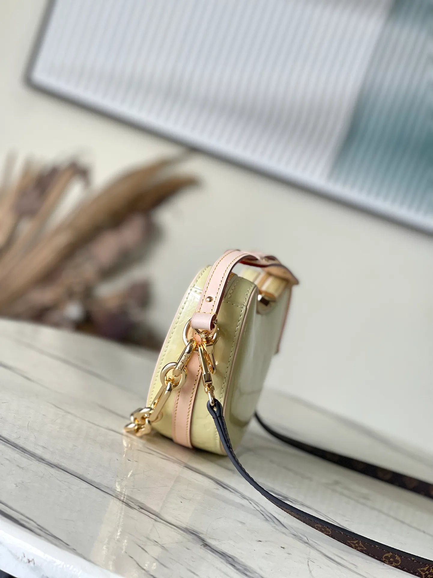 💰1700 (top-grain leather) Top original order M24020 Yellow This Croissant small handbag is made of glossy Monogram Vernis cow leather with a subtle embossed Monogram pattern, and is upgraded to a graceful style with pastel colors and a detachable metal chain. The inner patch pocket highlights functional considerations, and the detachable shoulder strap allows for a short shoulder carry experience. Dimensions: 21 x 13 x 7 cm (length x height x width)