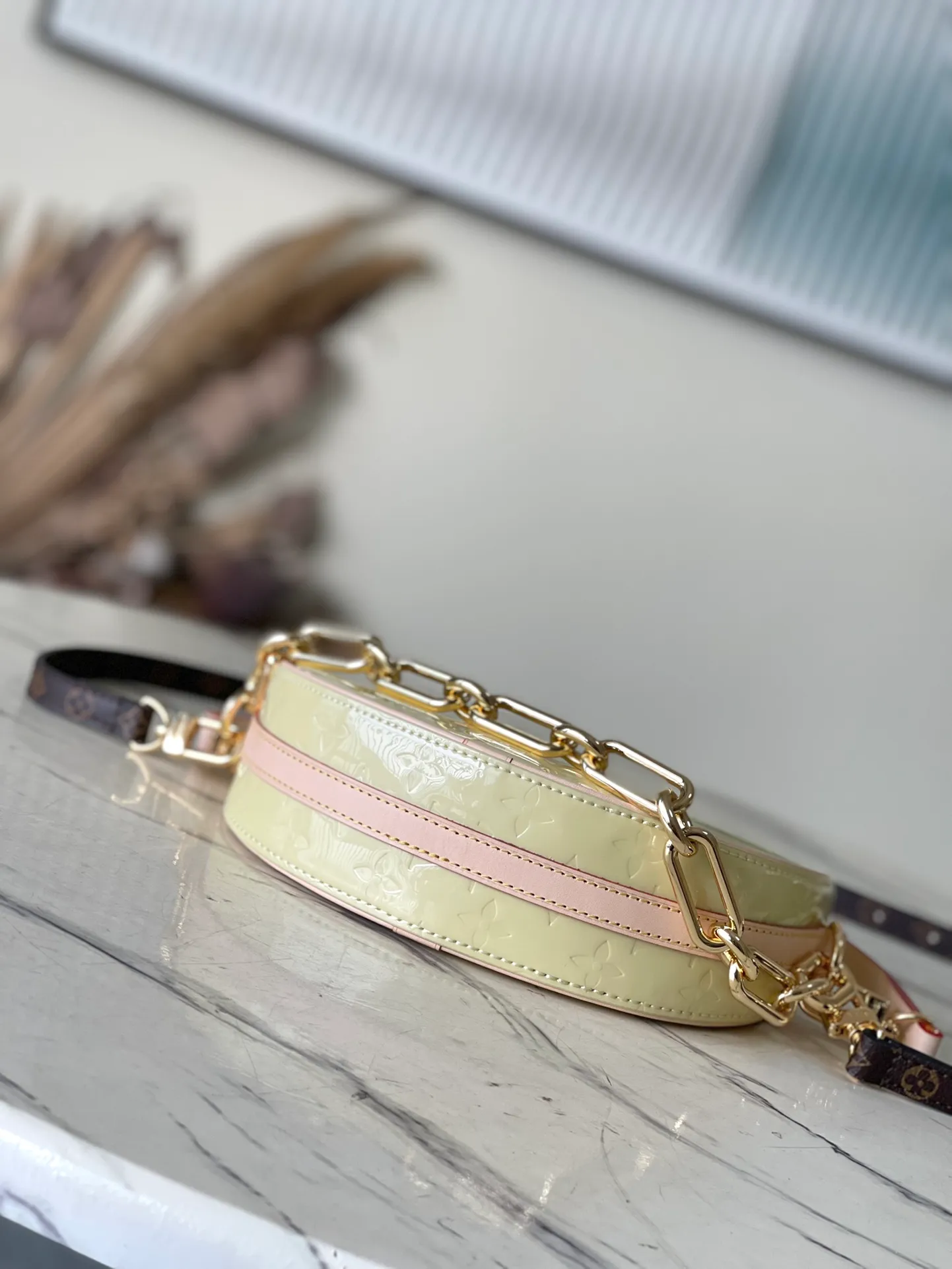 💰1700 (top-grain leather) Top original order M24020 Yellow This Croissant small handbag is made of glossy Monogram Vernis cow leather with a subtle embossed Monogram pattern, and is upgraded to a graceful style with pastel colors and a detachable metal chain. The inner patch pocket highlights functional considerations, and the detachable shoulder strap allows for a short shoulder carry experience. Dimensions: 21 x 13 x 7 cm (length x height x width)