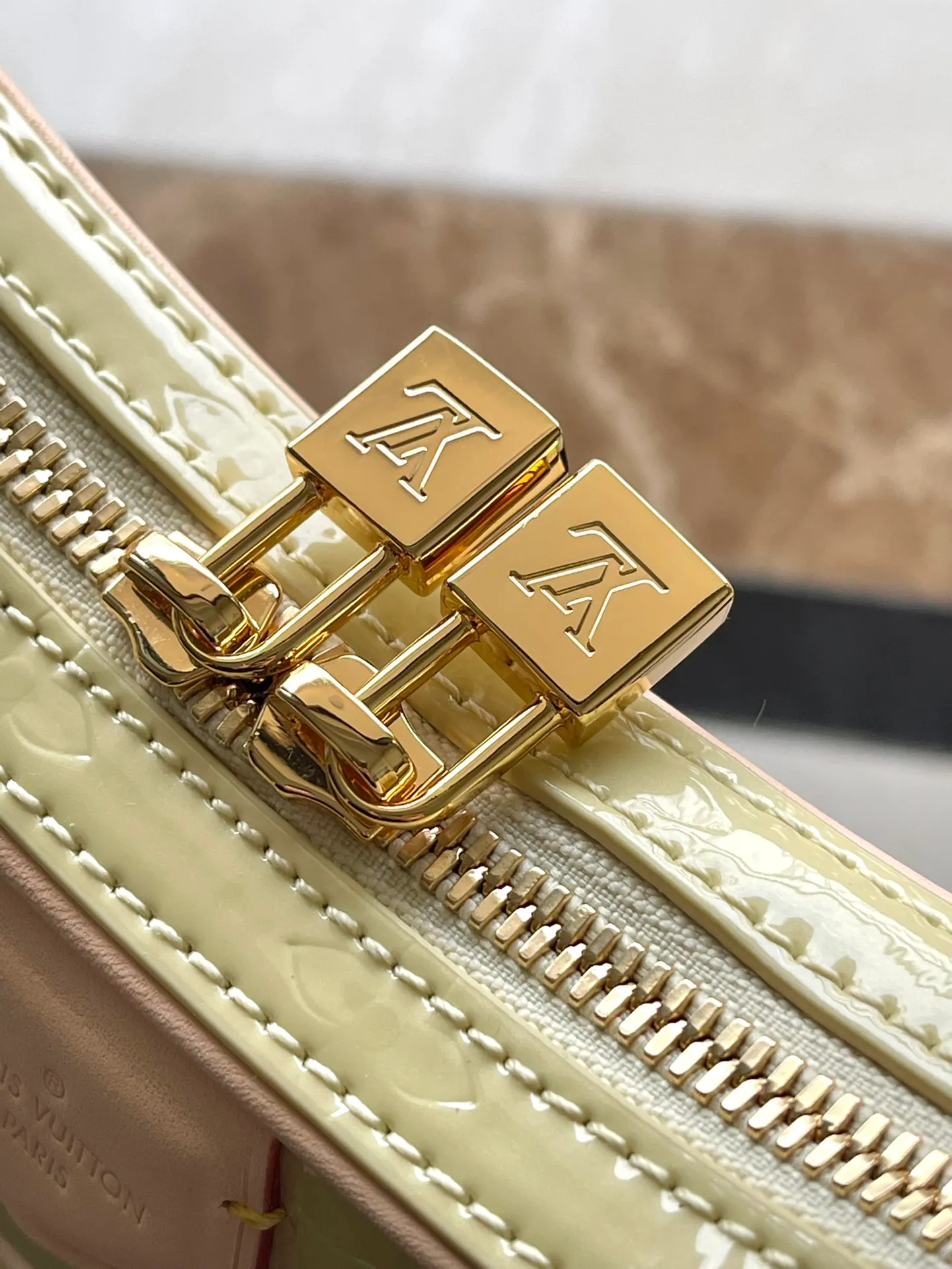 💰1700 (top-grain leather) Top original order M24020 Yellow This Croissant small handbag is made of glossy Monogram Vernis cow leather with a subtle embossed Monogram pattern, and is upgraded to a graceful style with pastel colors and a detachable metal chain. The inner patch pocket highlights functional considerations, and the detachable shoulder strap allows for a short shoulder carry experience. Dimensions: 21 x 13 x 7 cm (length x height x width)