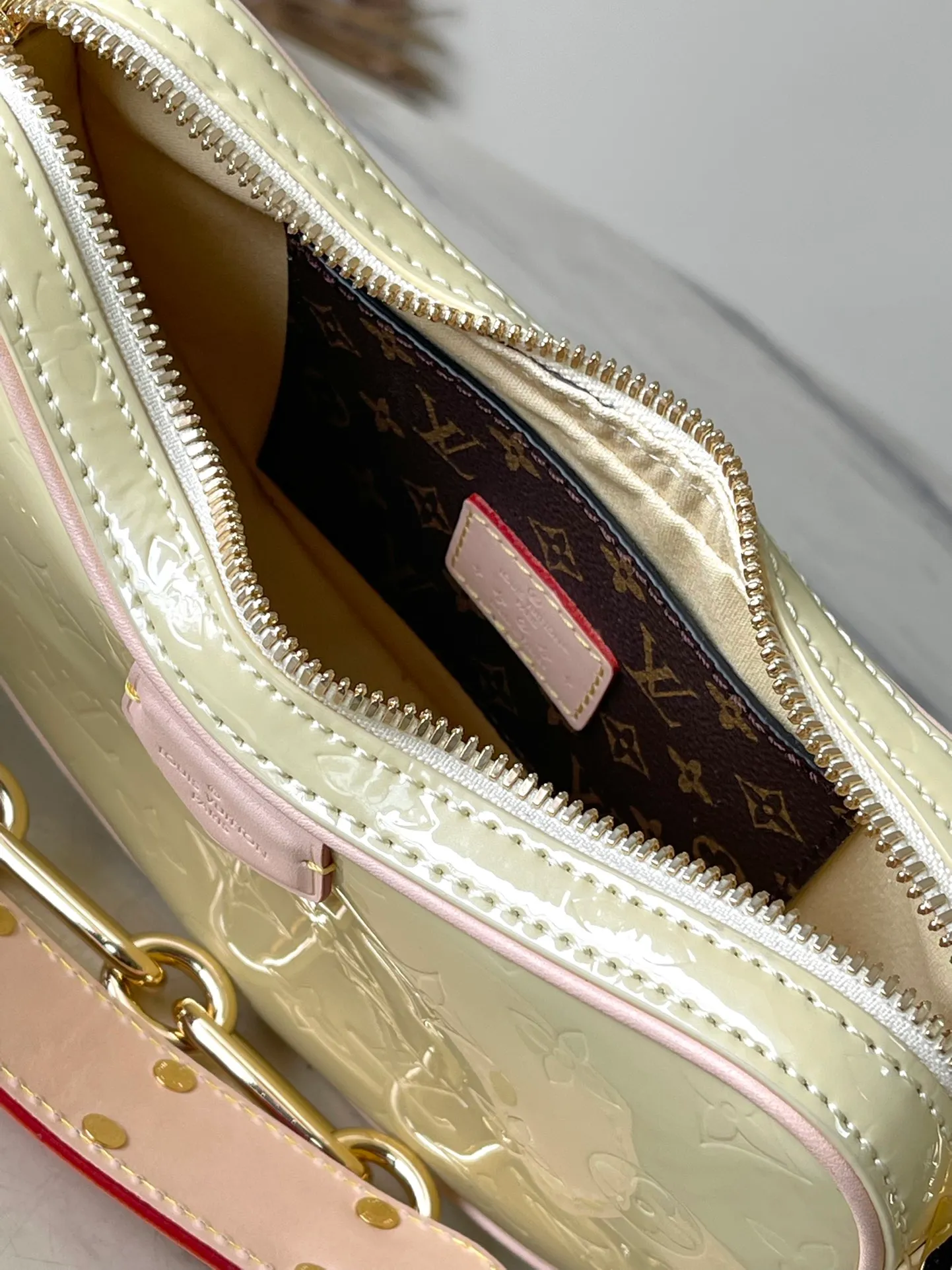 💰1700 (top-grain leather) Top original order M24020 Yellow This Croissant small handbag is made of glossy Monogram Vernis cow leather with a subtle embossed Monogram pattern, and is upgraded to a graceful style with pastel colors and a detachable metal chain. The inner patch pocket highlights functional considerations, and the detachable shoulder strap allows for a short shoulder carry experience. Dimensions: 21 x 13 x 7 cm (length x height x width)