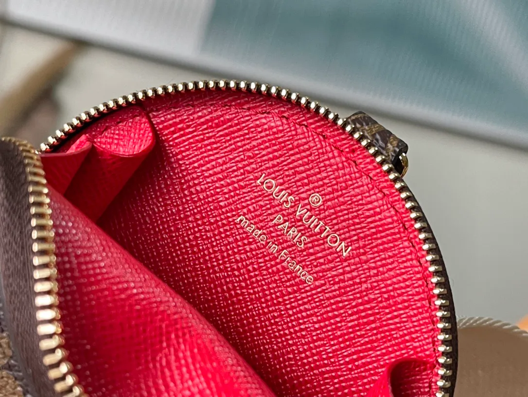💰840 Top original order M46373 supports counter inspection. The photo taken of duty-free goods is consistent with the product and has not been unpacked. This product is an exclusive duty-free product in the market and is the highest-end product. Inspection is supported. This product has passed strict inspection and is flawless. Please wear gloves when touching the product. This product is not returnable or exchangeable. Please confirm the product first and then remove the label on the handle. This product is temporarily not open to the public, only regular customers, and is in short supply. Dimensions: 25 x 19 x 11.5 cm