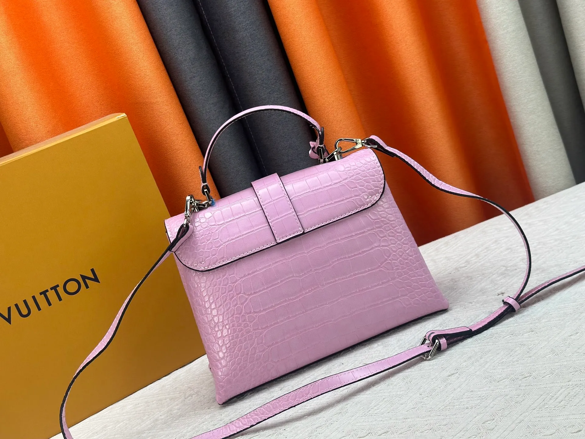 P300 M80527 N82033.N98925 Crocodile black N98928.N80432 Crocodile pink N99017 Crocodile gray N84714 Himalayan N86012 black with crocodile Rose des Vents small handbag is made of smooth and grained calfskin to outline elegant lines, embellished with golden LV padlocks to shine. Clever use of the top handle and detachable and adjustable shoulder strap create an elegant elbow or practical cross-body style for everyday travel. Medium size Length 27 Width 11 Height 19