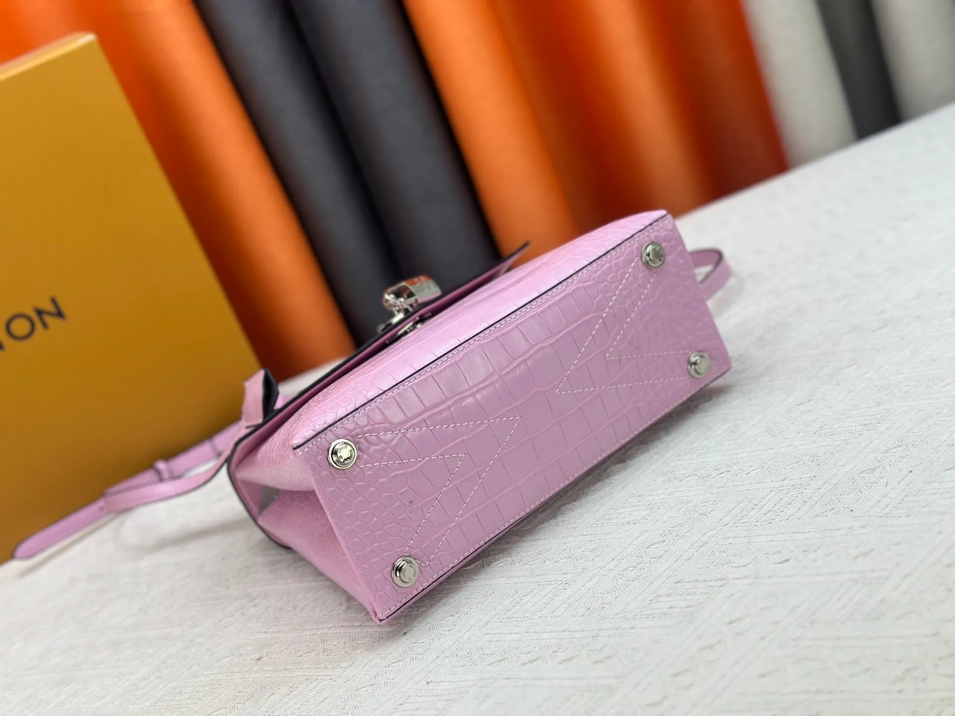 P300 M80527 N82033.N98925 Crocodile black N98928.N80432 Crocodile pink N99017 Crocodile gray N84714 Himalayan N86012 black with crocodile Rose des Vents small handbag is made of smooth and grained calfskin to outline elegant lines, embellished with golden LV padlocks to shine. Clever use of the top handle and detachable and adjustable shoulder strap create an elegant elbow or practical cross-body style for everyday travel. Medium size Length 27 Width 11 Height 19