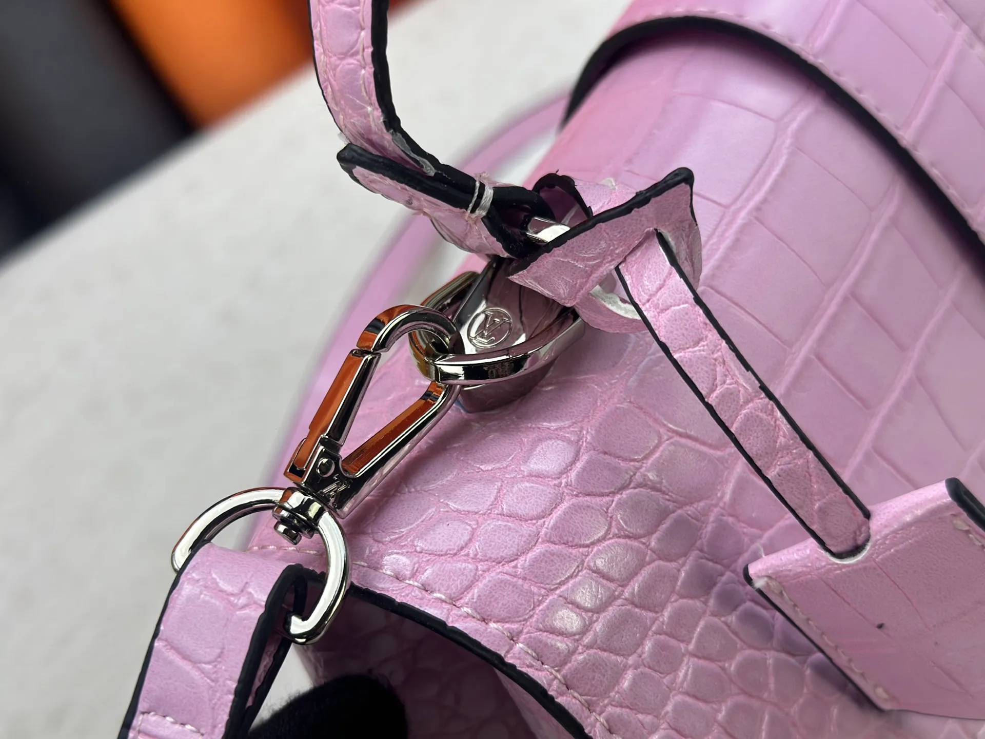 P300 M80527 N82033.N98925 Crocodile black N98928.N80432 Crocodile pink N99017 Crocodile gray N84714 Himalayan N86012 black with crocodile Rose des Vents small handbag is made of smooth and grained calfskin to outline elegant lines, embellished with golden LV padlocks to shine. Clever use of the top handle and detachable and adjustable shoulder strap create an elegant elbow or practical cross-body style for everyday travel. Medium size Length 27 Width 11 Height 19