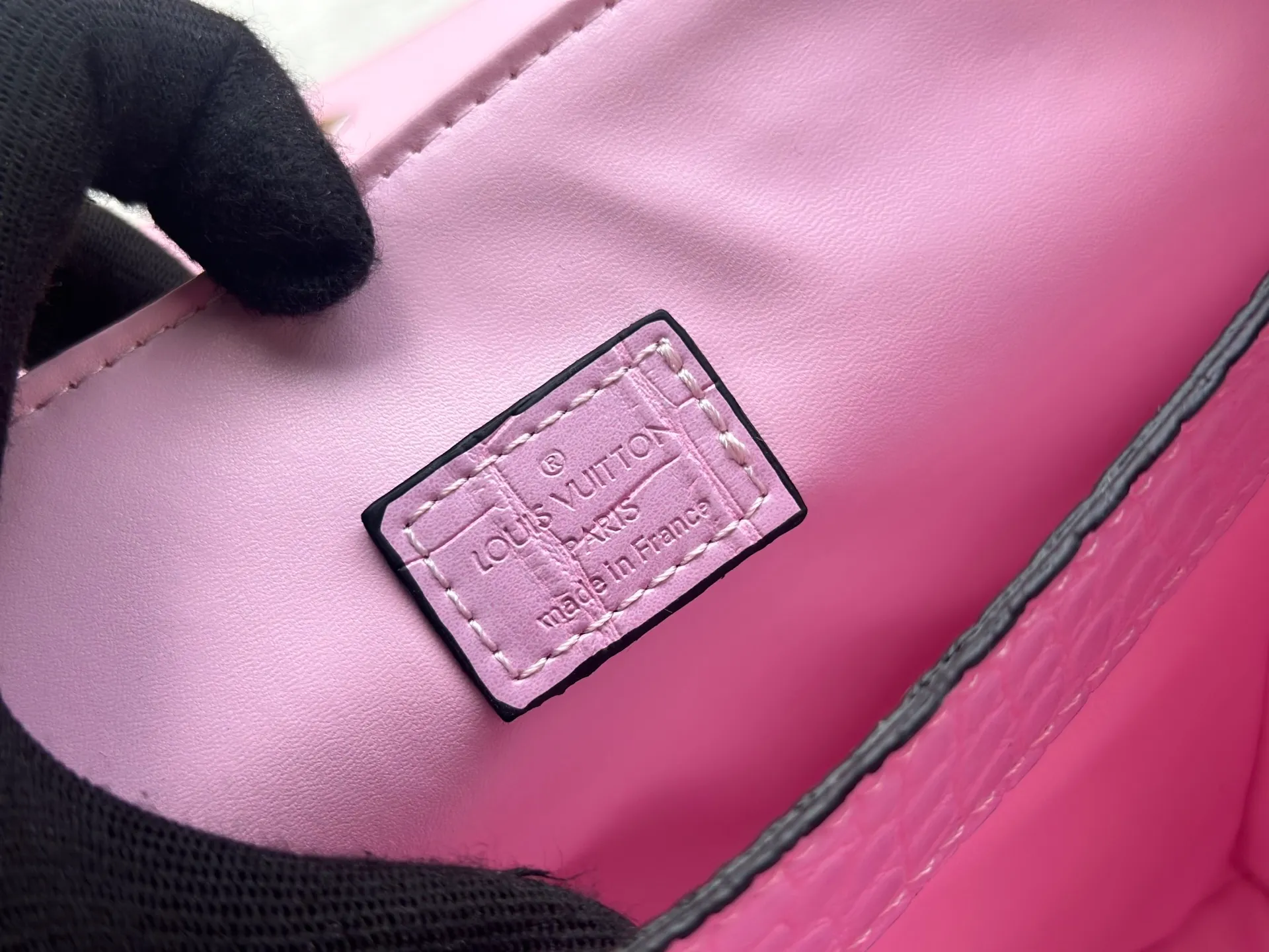 P300 M80527 N82033.N98925 Crocodile black N98928.N80432 Crocodile pink N99017 Crocodile gray N84714 Himalayan N86012 black with crocodile Rose des Vents small handbag is made of smooth and grained calfskin to outline elegant lines, embellished with golden LV padlocks to shine. Clever use of the top handle and detachable and adjustable shoulder strap create an elegant elbow or practical cross-body style for everyday travel. Medium size Length 27 Width 11 Height 19