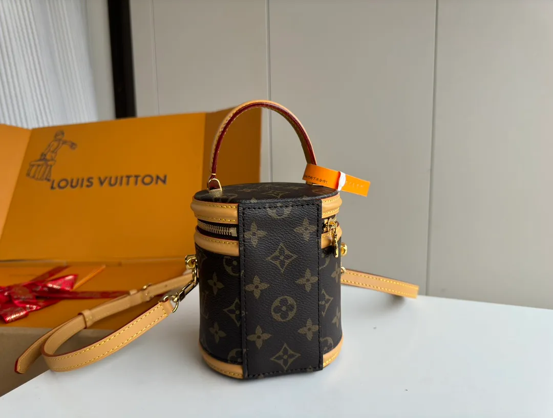 p1920 [Equipped with a full set of mb packaging Nano Cannes] Special grade all-steel M82952 presbyopic rhombus ◇ Fabric variable code jump chip version Exclusive duty-free channel This Nano Cannes handbag is cut into a cylindrical configuration from Monogram canvas, which coincides with the design of the cosmetic bag. The leather trim and embossed logo on the label are richly detailed, and the handles and detachable and adjustable shoulder strap allow for a variety of carrying styles. Model: M82952 Presbyopia Size: 13*13*14cm