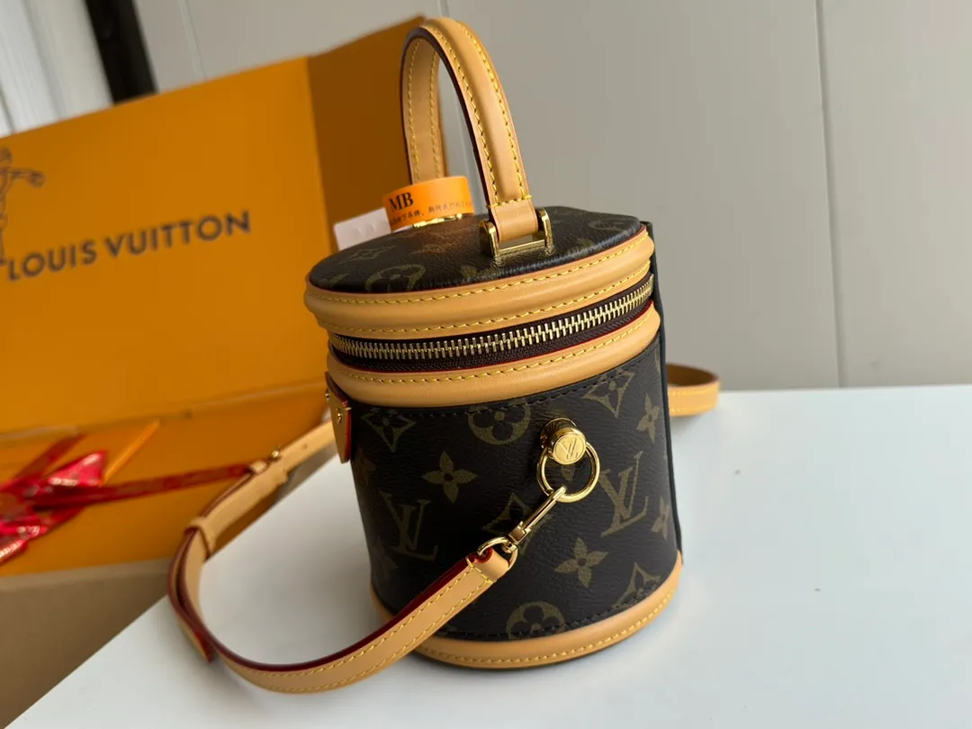 p1920 [Equipped with a full set of mb packaging Nano Cannes] Special grade all-steel M82952 presbyopic rhombus ◇ Fabric variable code jump chip version Exclusive duty-free channel This Nano Cannes handbag is cut into a cylindrical configuration from Monogram canvas, which coincides with the design of the cosmetic bag. The leather trim and embossed logo on the label are richly detailed, and the handles and detachable and adjustable shoulder strap allow for a variety of carrying styles. Model: M82952 Presbyopia Size: 13*13*14cm