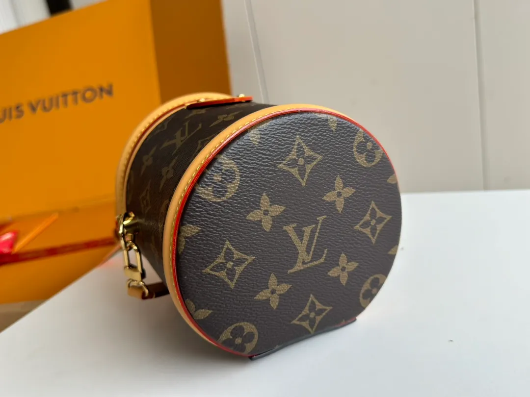 p1920 [Equipped with a full set of mb packaging Nano Cannes] Special grade all-steel M82952 presbyopic rhombus ◇ Fabric variable code jump chip version Exclusive duty-free channel This Nano Cannes handbag is cut into a cylindrical configuration from Monogram canvas, which coincides with the design of the cosmetic bag. The leather trim and embossed logo on the label are richly detailed, and the handles and detachable and adjustable shoulder strap allow for a variety of carrying styles. Model: M82952 Presbyopia Size: 13*13*14cm