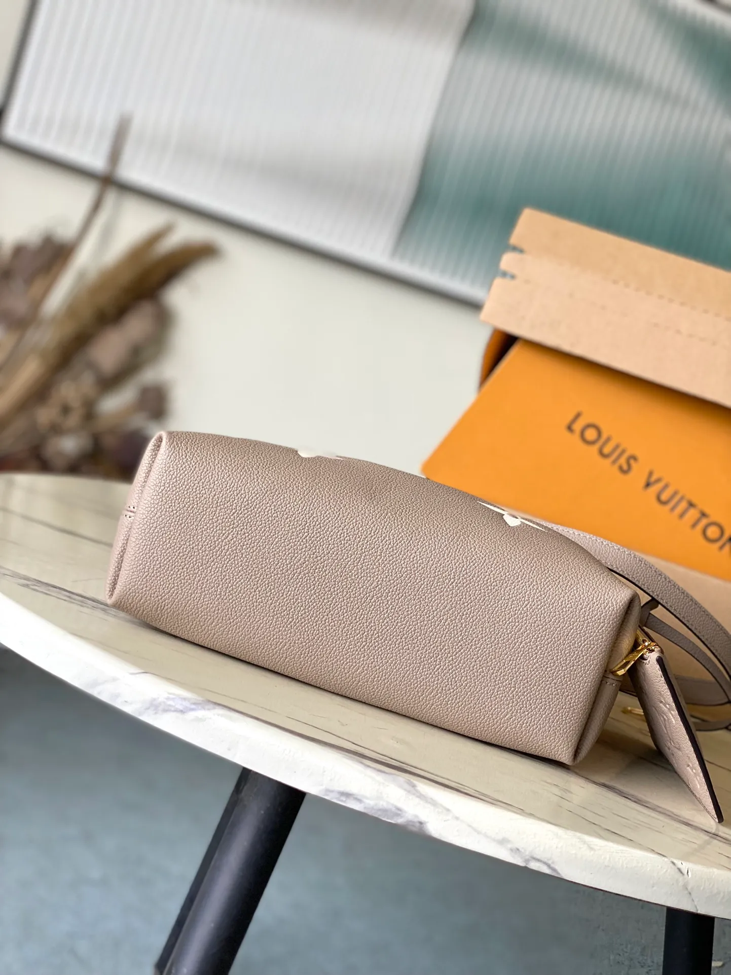 💰1260 (top layer leather) top quality original item M25453 This Summer Bundle handbag is from the Dégradé series, with a new drawstring design that adds to the summer atmosphere. The Monogram Empreinte embossed leather bag features a gradient tone to brighten any seasonal look. The double handles and detachable cross-body strap provide a variety of stylish carrying options, making it a great companion for travel day and night. Detailed features: 28 x 20 x 11.5 cm (length x height x width)