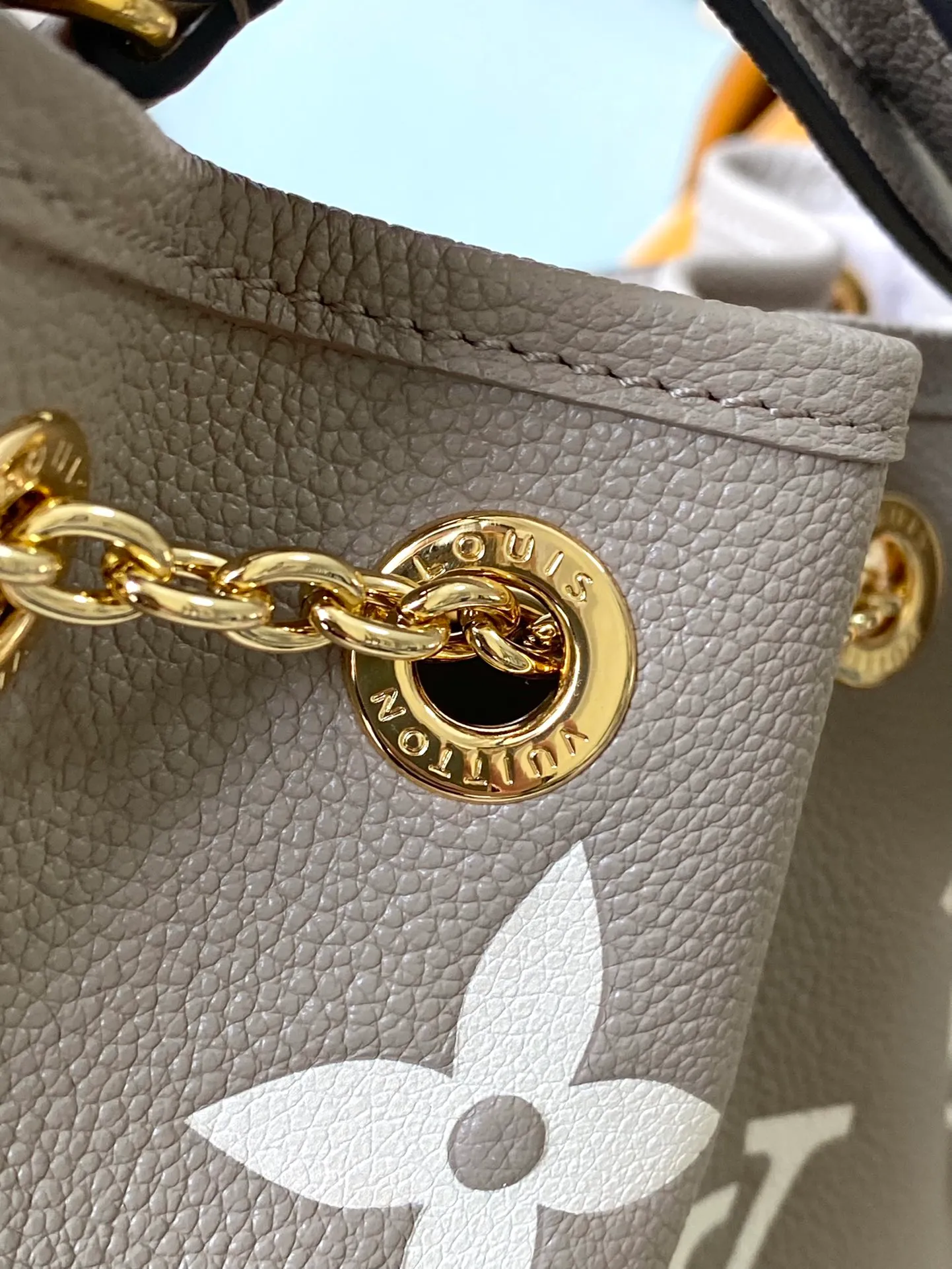 💰1260 (top layer leather) top quality original item M25453 This Summer Bundle handbag is from the Dégradé series, with a new drawstring design that adds to the summer atmosphere. The Monogram Empreinte embossed leather bag features a gradient tone to brighten any seasonal look. The double handles and detachable cross-body strap provide a variety of stylish carrying options, making it a great companion for travel day and night. Detailed features: 28 x 20 x 11.5 cm (length x height x width)