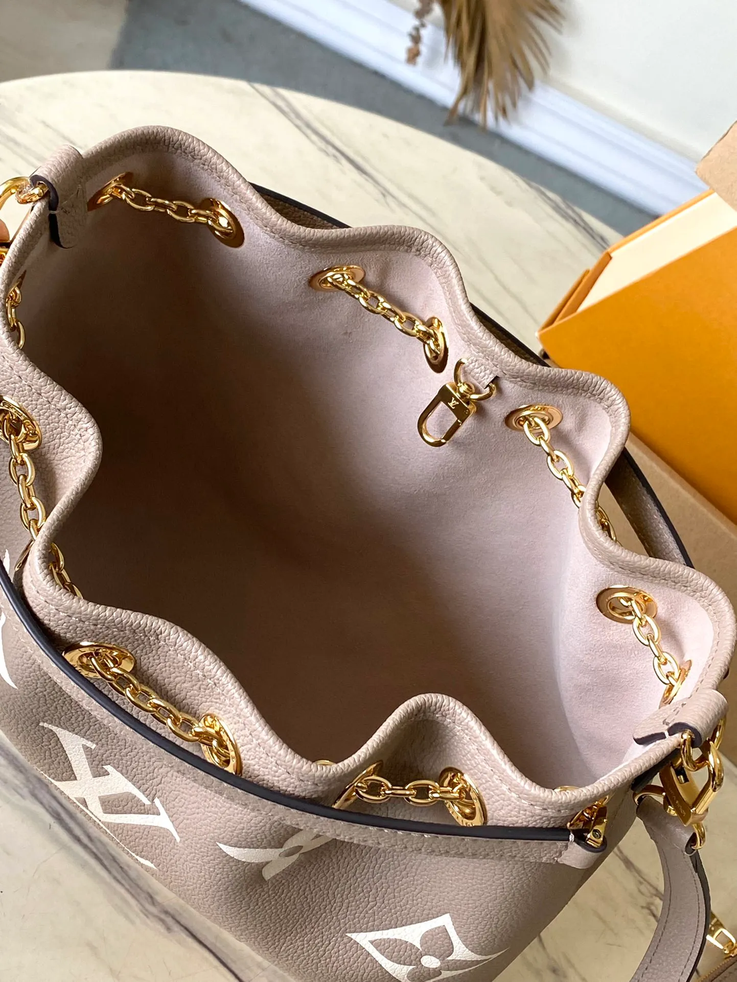 💰1260 (top layer leather) top quality original item M25453 This Summer Bundle handbag is from the Dégradé series, with a new drawstring design that adds to the summer atmosphere. The Monogram Empreinte embossed leather bag features a gradient tone to brighten any seasonal look. The double handles and detachable cross-body strap provide a variety of stylish carrying options, making it a great companion for travel day and night. Detailed features: 28 x 20 x 11.5 cm (length x height x width)