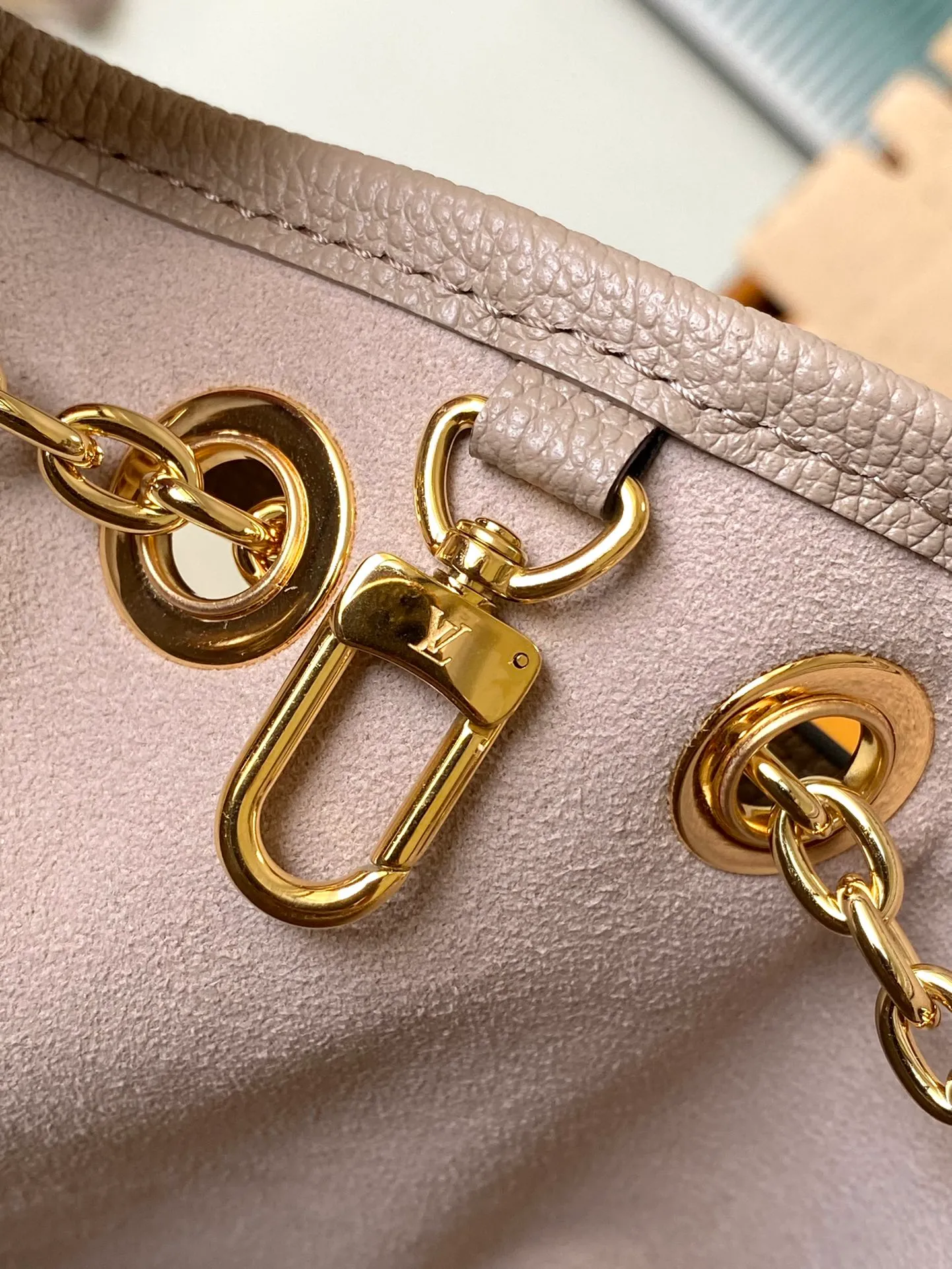 💰1260 (top layer leather) top quality original item M25453 This Summer Bundle handbag is from the Dégradé series, with a new drawstring design that adds to the summer atmosphere. The Monogram Empreinte embossed leather bag features a gradient tone to brighten any seasonal look. The double handles and detachable cross-body strap provide a variety of stylish carrying options, making it a great companion for travel day and night. Detailed features: 28 x 20 x 11.5 cm (length x height x width)