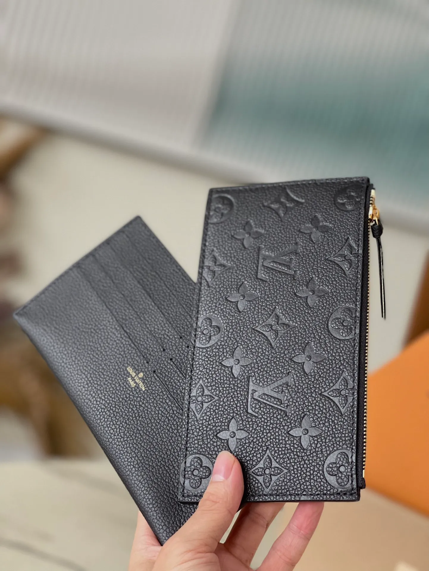 💰740 (top layer leather) top original order M64064 black. Support counter inspection. Photos taken of duty-free goods are consistent with the product without unpacking. This product is an exclusive duty-free product in the market and is the highest-end product. Inspection is supported. This product has passed strict inspection and is flawless. Please wear gloves when touching the product. This product is not returnable or exchangeable. Please confirm the product first and then remove the label on the handle. This product is temporarily not open to the public, only regular customers, and is in short supply. Dimensions: 25 x 14.5 x 4.5 cm