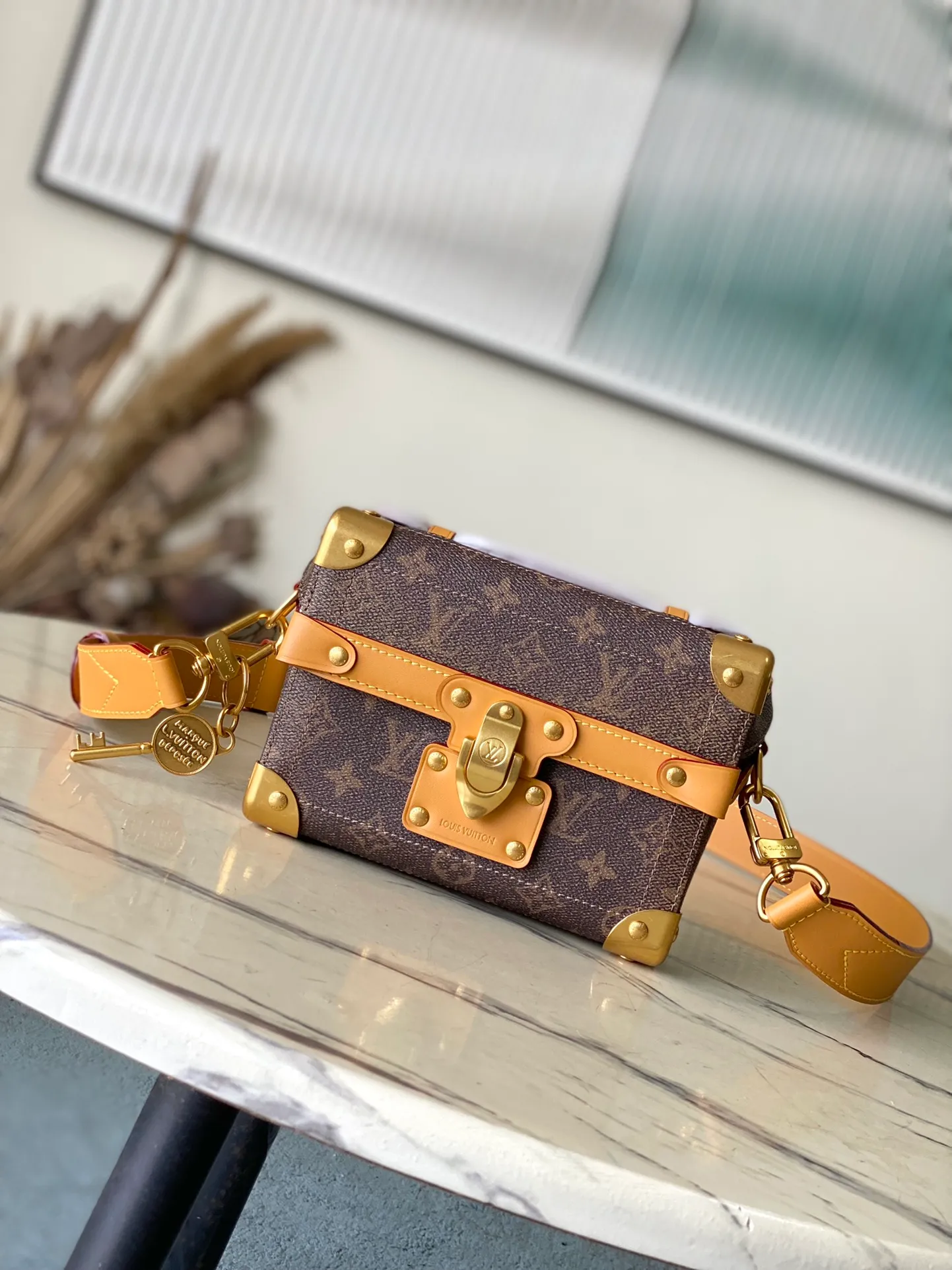 💰1240 (steel hardware) top original order M11535 This Soul Trunk handbag is made of Monogram Dust canvas, with the aged texture of leather and metal parts set against the faded Monogram flowers and LV logo. Reinforced corners, fine stitching, leather details and Tumbler locks continue Pharrel Williams' signature elements of the Soul Trunk series. Dimensions: 19 × 15 × 7 cm