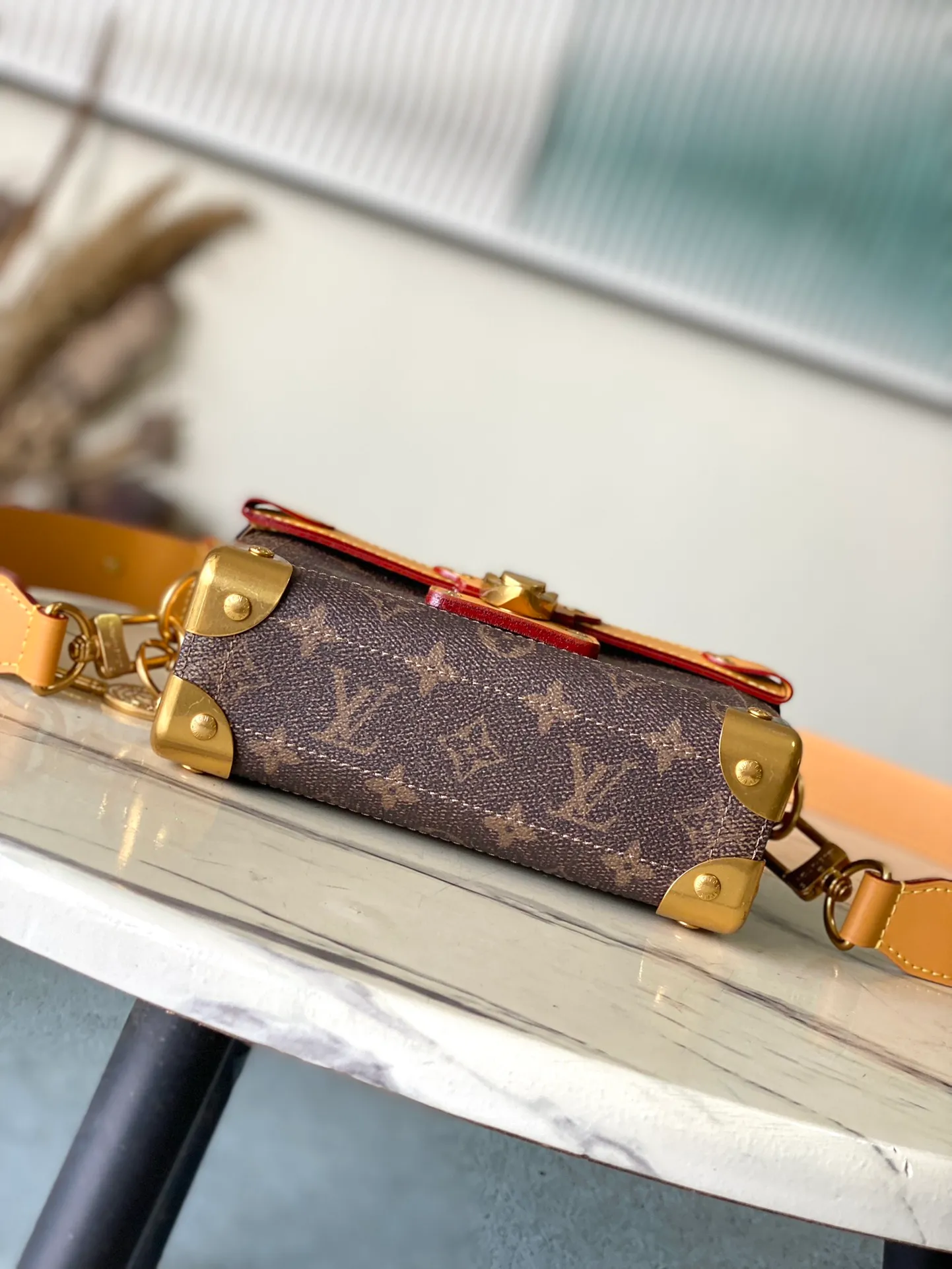 💰1240 (steel hardware) top original order M11535 This Soul Trunk handbag is made of Monogram Dust canvas, with the aged texture of leather and metal parts set against the faded Monogram flowers and LV logo. Reinforced corners, fine stitching, leather details and Tumbler locks continue Pharrel Williams' signature elements of the Soul Trunk series. Dimensions: 19 × 15 × 7 cm