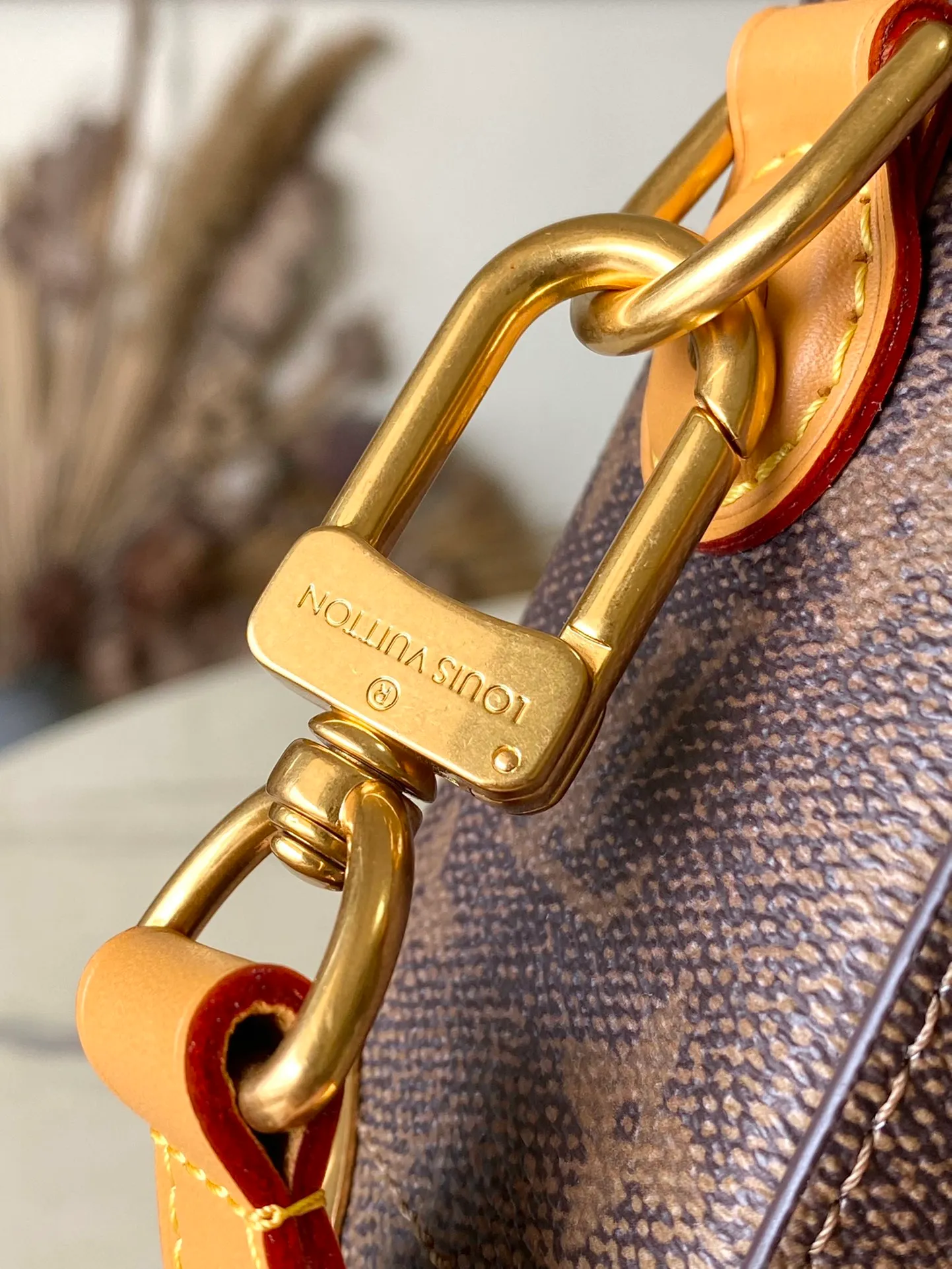 💰1240 (steel hardware) top original order M11535 This Soul Trunk handbag is made of Monogram Dust canvas, with the aged texture of leather and metal parts set against the faded Monogram flowers and LV logo. Reinforced corners, fine stitching, leather details and Tumbler locks continue Pharrel Williams' signature elements of the Soul Trunk series. Dimensions: 19 × 15 × 7 cm