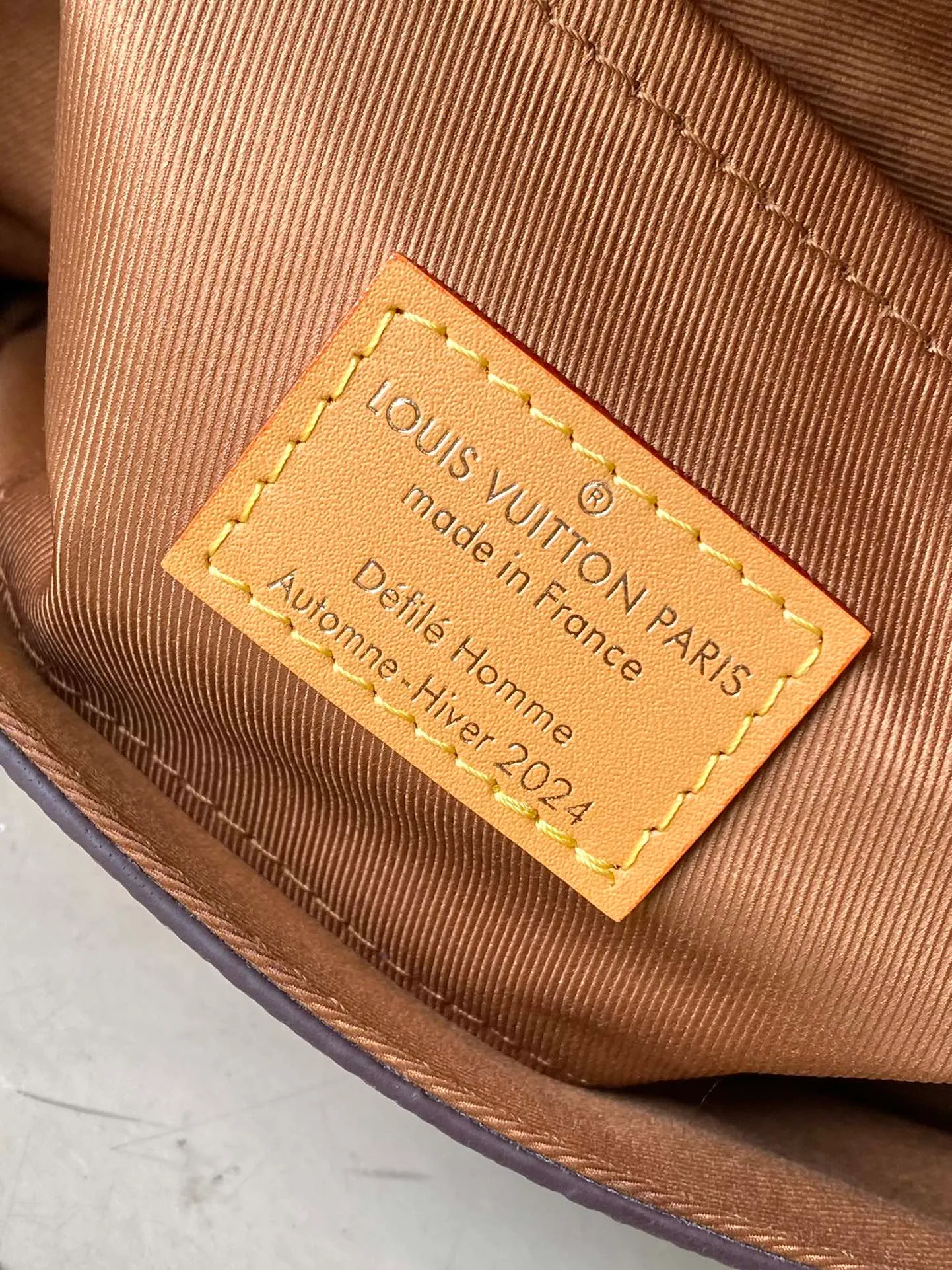 💰1240 (steel hardware) top original order M11535 This Soul Trunk handbag is made of Monogram Dust canvas, with the aged texture of leather and metal parts set against the faded Monogram flowers and LV logo. Reinforced corners, fine stitching, leather details and Tumbler locks continue Pharrel Williams' signature elements of the Soul Trunk series. Dimensions: 19 × 15 × 7 cm