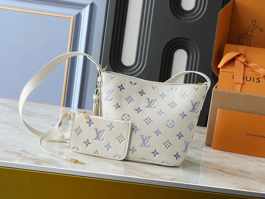 💰220💰Upgraded from the original M25673 M12925. This All In BB handbag is from the Dream series. The Monogram embossed grain leather presents a unique watercolor gradient effect, and the design is completed with glossy metal parts. A sophisticated name tag, signature padlock and removable zippered interior pocket add to the details, making it ideal for shoulder or hand carry. Dimensions: 16.0 x 18.0 x 12.0 cm (length x height x width)