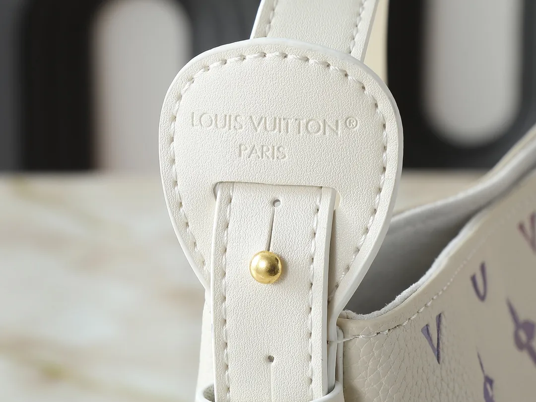 💰220💰Upgraded from the original M25673 M12925. This All In BB handbag is from the Dream series. The Monogram embossed grain leather presents a unique watercolor gradient effect, and the design is completed with glossy metal parts. A sophisticated name tag, signature padlock and removable zippered interior pocket add to the details, making it ideal for shoulder or hand carry. Dimensions: 16.0 x 18.0 x 12.0 cm (length x height x width)