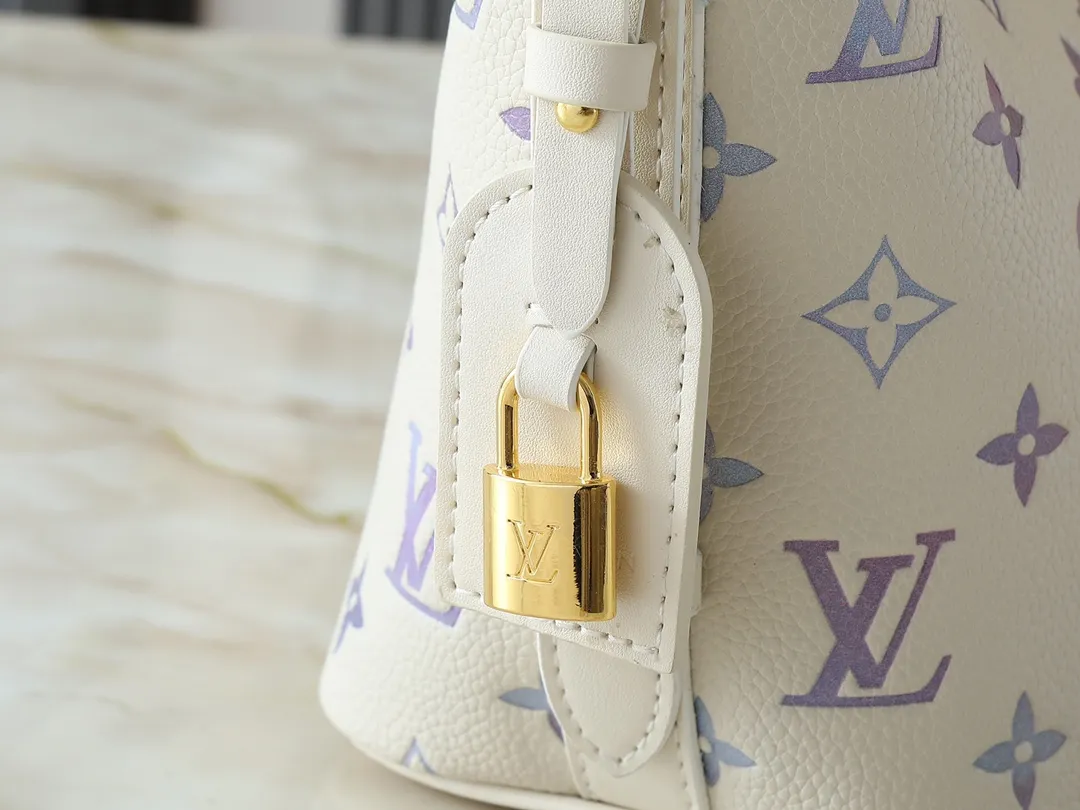 💰220💰Upgraded from the original M25673 M12925. This All In BB handbag is from the Dream series. The Monogram embossed grain leather presents a unique watercolor gradient effect, and the design is completed with glossy metal parts. A sophisticated name tag, signature padlock and removable zippered interior pocket add to the details, making it ideal for shoulder or hand carry. Dimensions: 16.0 x 18.0 x 12.0 cm (length x height x width)
