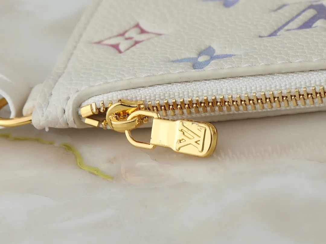 💰220💰Upgraded from the original M25673 M12925. This All In BB handbag is from the Dream series. The Monogram embossed grain leather presents a unique watercolor gradient effect, and the design is completed with glossy metal parts. A sophisticated name tag, signature padlock and removable zippered interior pocket add to the details, making it ideal for shoulder or hand carry. Dimensions: 16.0 x 18.0 x 12.0 cm (length x height x width)