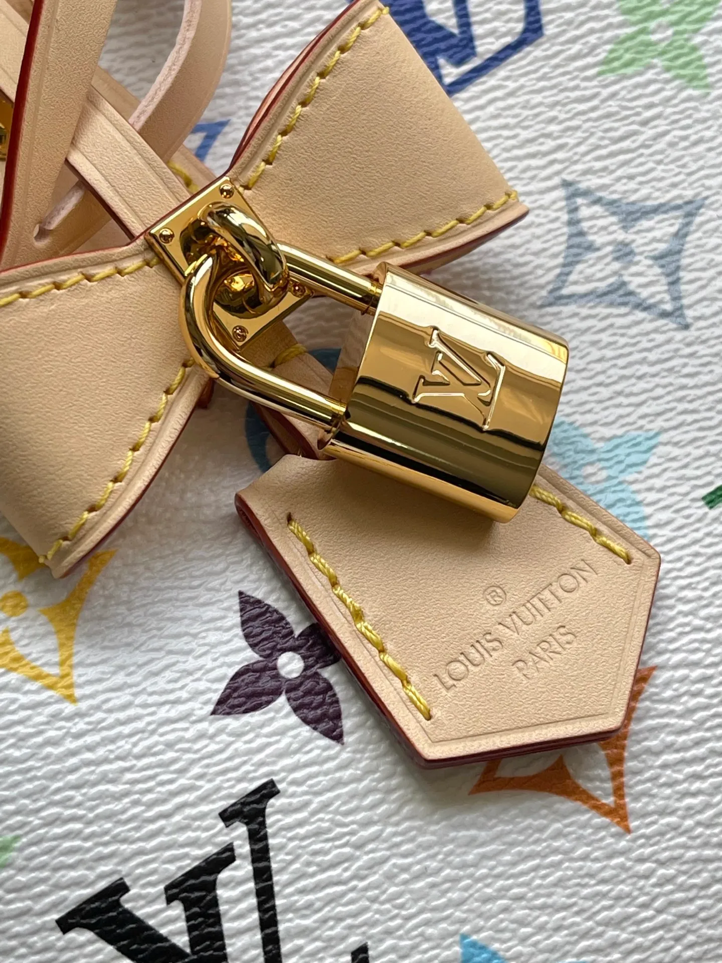 💰1080 Top original order M13078 This AmaBB handbag is filled with the joyful style of the Louis Vuitton x Murakami collaboration series, cleverly recalling the Art Deco style design of the 1930s. Monogram coated canvas is dyed in Murakami’s playful tones, and classic cow leather elements are incorporated into the Toron handle, bag base, detachable shoulder strap and LVxTM key bag. Dimensions: 23.5 × 17.5 × 11.5 cm