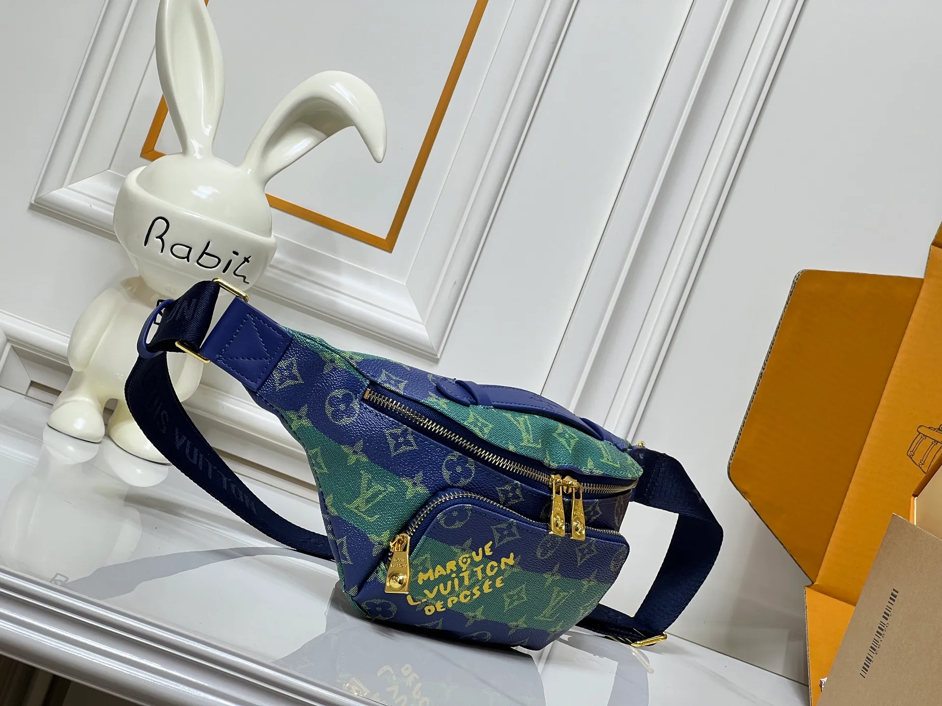 Batch 240💰Upgraded from the original M15271 N00205 M14920 M14019 M47085 M43644 This Rush waist bag is made of deep Monogram canvas body decorated with Damier and Monogram Reverse embroidered patches, making the unique pattern pop out. The adjustable shoulder strap enables you to switch between waist, shoulder or cross-body wear. Dimensions: 30.0 x 15.0 x 8.0 cm (length x height x width)