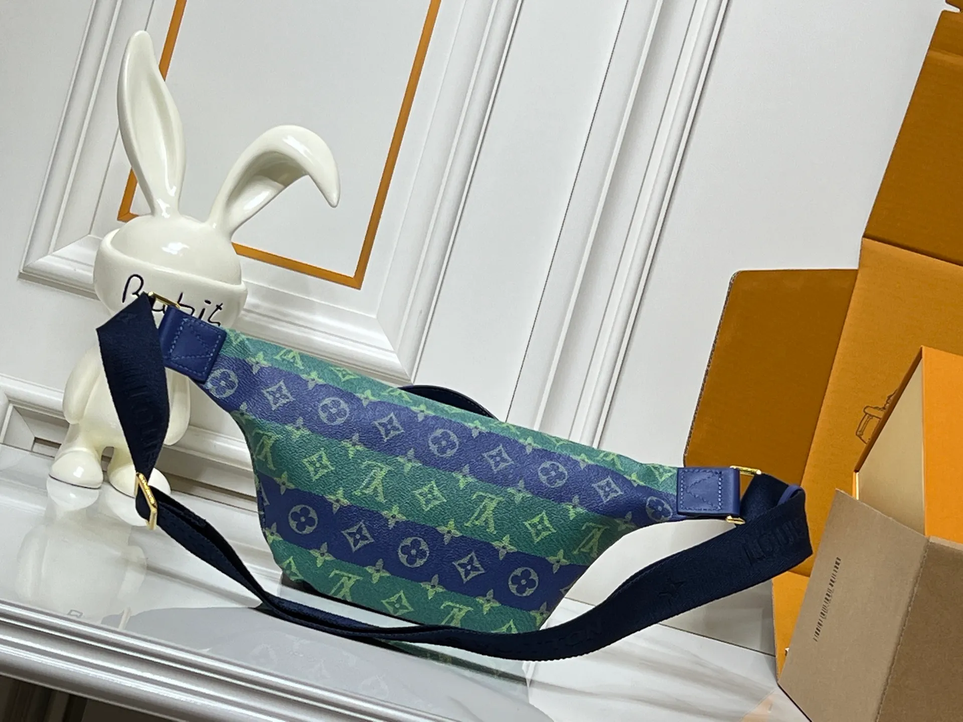 Batch 240💰Upgraded from the original M15271 N00205 M14920 M14019 M47085 M43644 This Rush waist bag is made of deep Monogram canvas body decorated with Damier and Monogram Reverse embroidered patches, making the unique pattern pop out. The adjustable shoulder strap enables you to switch between waist, shoulder or cross-body wear. Dimensions: 30.0 x 15.0 x 8.0 cm (length x height x width)