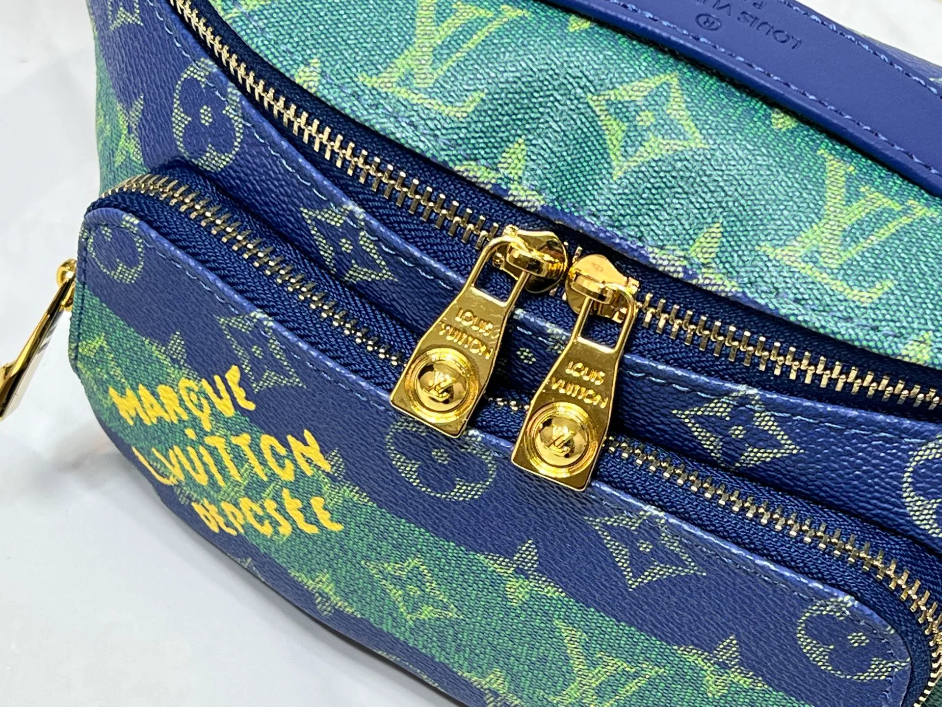 Batch 240💰Upgraded from the original M15271 N00205 M14920 M14019 M47085 M43644 This Rush waist bag is made of deep Monogram canvas body decorated with Damier and Monogram Reverse embroidered patches, making the unique pattern pop out. The adjustable shoulder strap enables you to switch between waist, shoulder or cross-body wear. Dimensions: 30.0 x 15.0 x 8.0 cm (length x height x width)