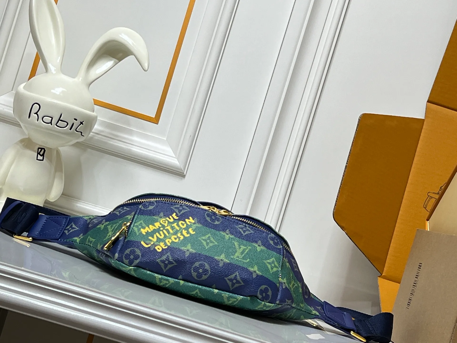 Batch 240💰Upgraded from the original M15271 N00205 M14920 M14019 M47085 M43644 This Rush waist bag is made of deep Monogram canvas body decorated with Damier and Monogram Reverse embroidered patches, making the unique pattern pop out. The adjustable shoulder strap enables you to switch between waist, shoulder or cross-body wear. Dimensions: 30.0 x 15.0 x 8.0 cm (length x height x width)