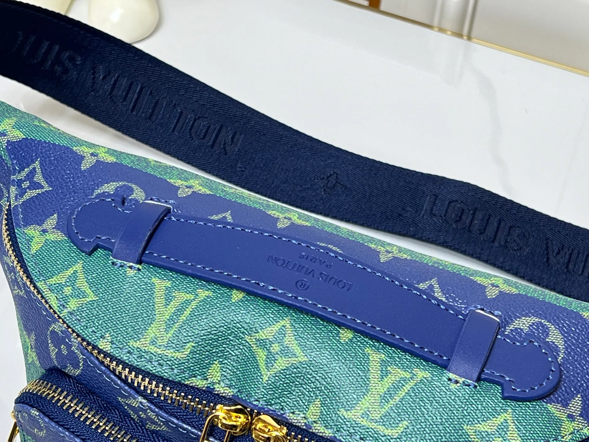 Batch 240💰Upgraded from the original M15271 N00205 M14920 M14019 M47085 M43644 This Rush waist bag is made of deep Monogram canvas body decorated with Damier and Monogram Reverse embroidered patches, making the unique pattern pop out. The adjustable shoulder strap enables you to switch between waist, shoulder or cross-body wear. Dimensions: 30.0 x 15.0 x 8.0 cm (length x height x width)