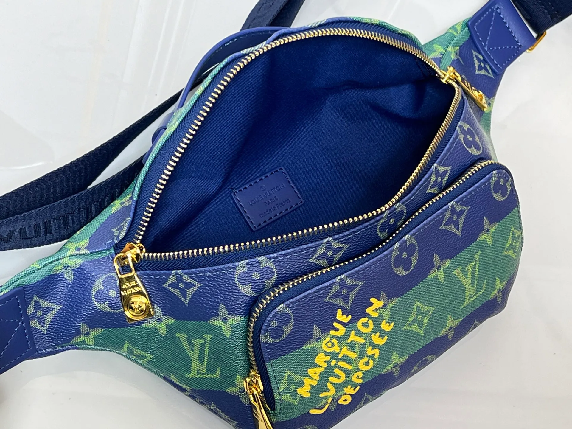 Batch 240💰Upgraded from the original M15271 N00205 M14920 M14019 M47085 M43644 This Rush waist bag is made of deep Monogram canvas body decorated with Damier and Monogram Reverse embroidered patches, making the unique pattern pop out. The adjustable shoulder strap enables you to switch between waist, shoulder or cross-body wear. Dimensions: 30.0 x 15.0 x 8.0 cm (length x height x width)
